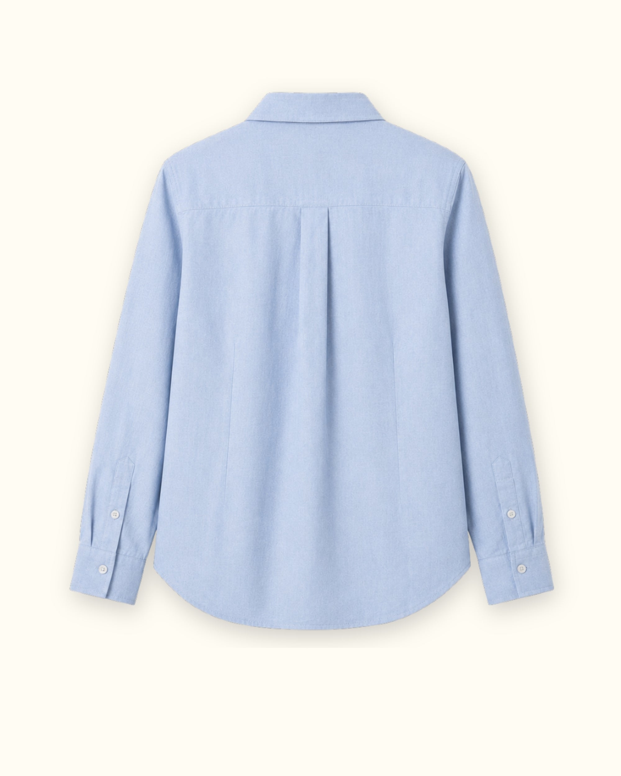 Camisa de lino regular fit en azul claro, vista trasera, mostrando el cuello, el bajo y la confección relajada