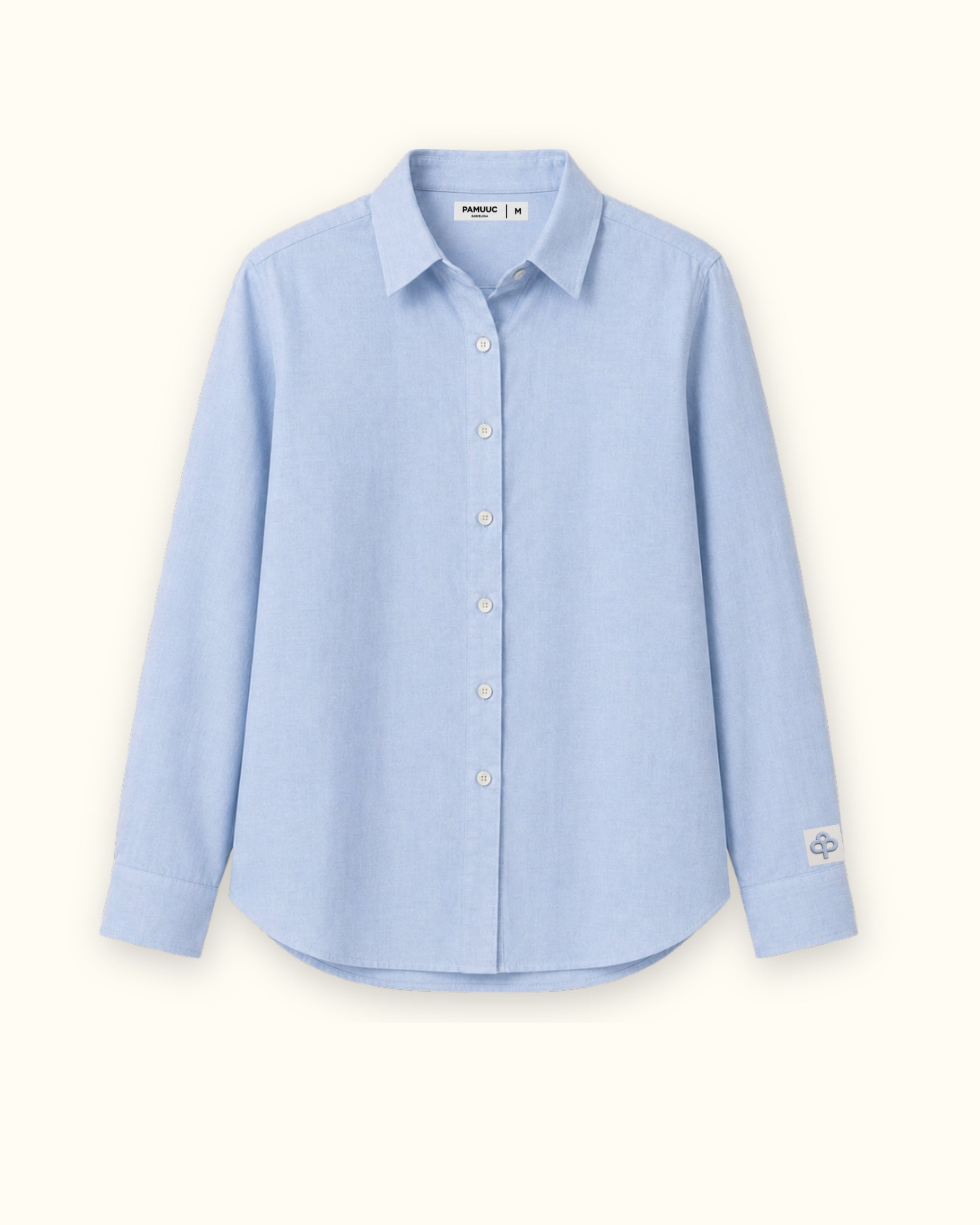 Camisa de lino regular fit en azul claro, vista frontal, mostrando el cuello, el bajo y la confección relajada