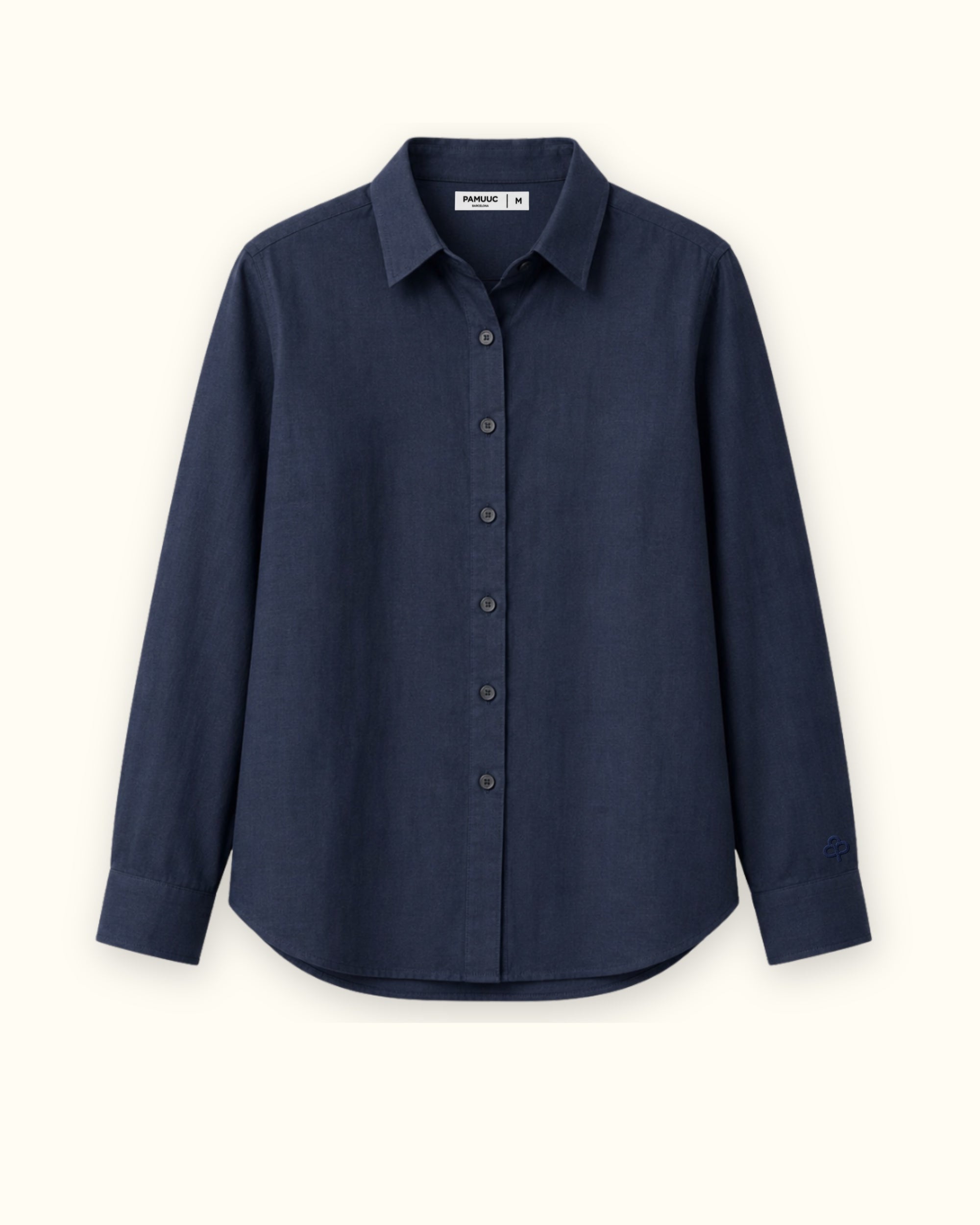Camisa de lino regular fit en azul marino, vista frontal, mostrando el cuello, el bajo y la confección relajada