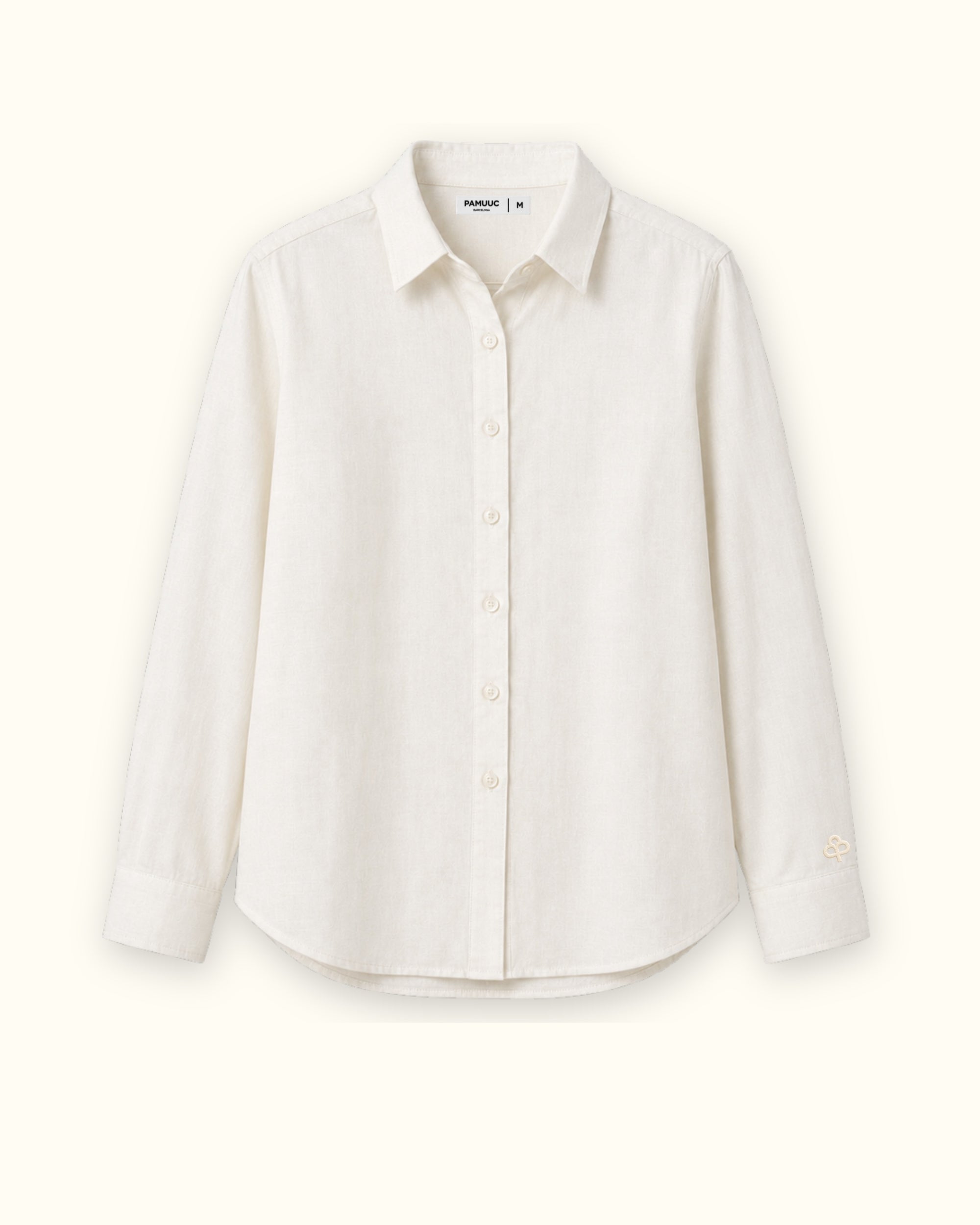 Camisa de lino regular fit en Off White, vista frontal, mostrando el cuello, el bajo y la confección relajada