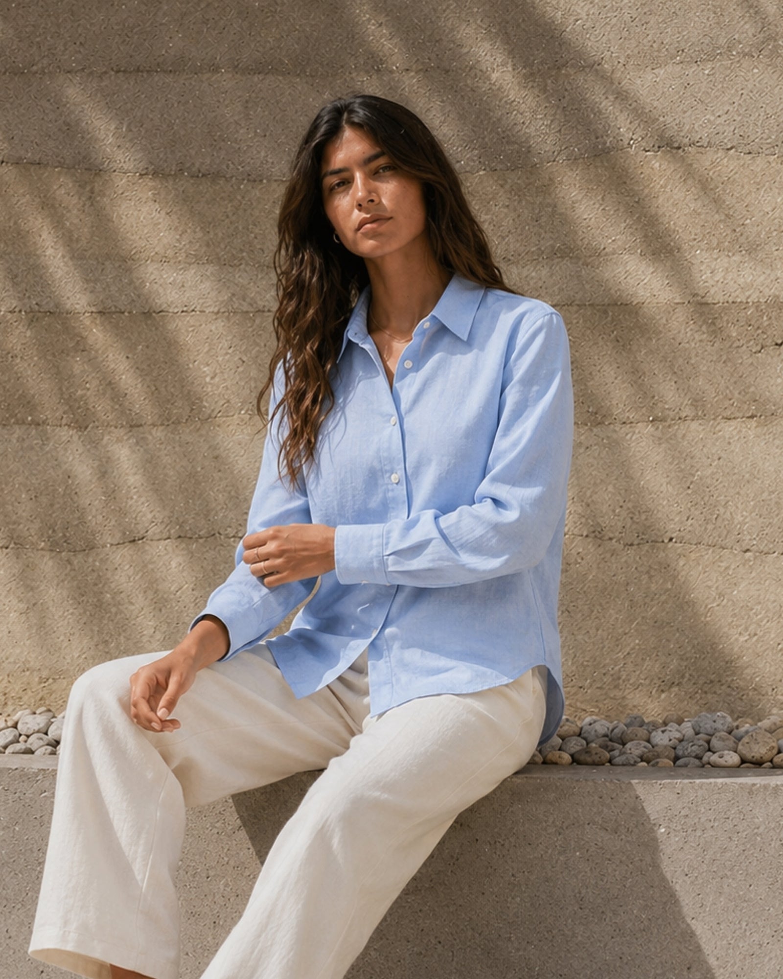 Camisa de lino regular fit en azul claro, vista lifestyle 1, mostrando el cuello, el bajo y la confección relajada