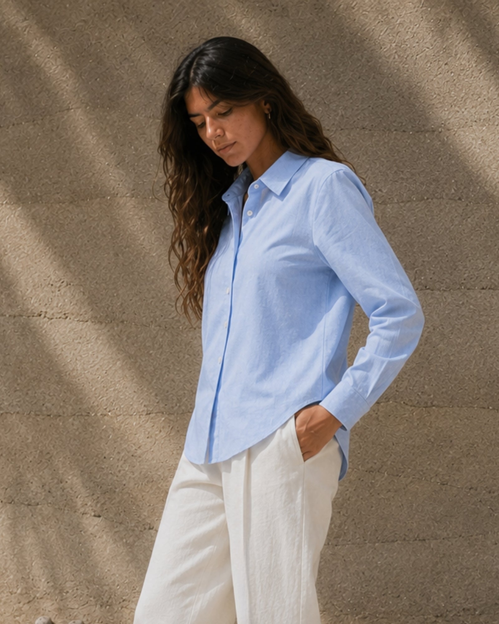 Camisa de lino regular fit en azul claro, vista lifestyle 2, mostrando el cuello, el bajo y la confección relajada