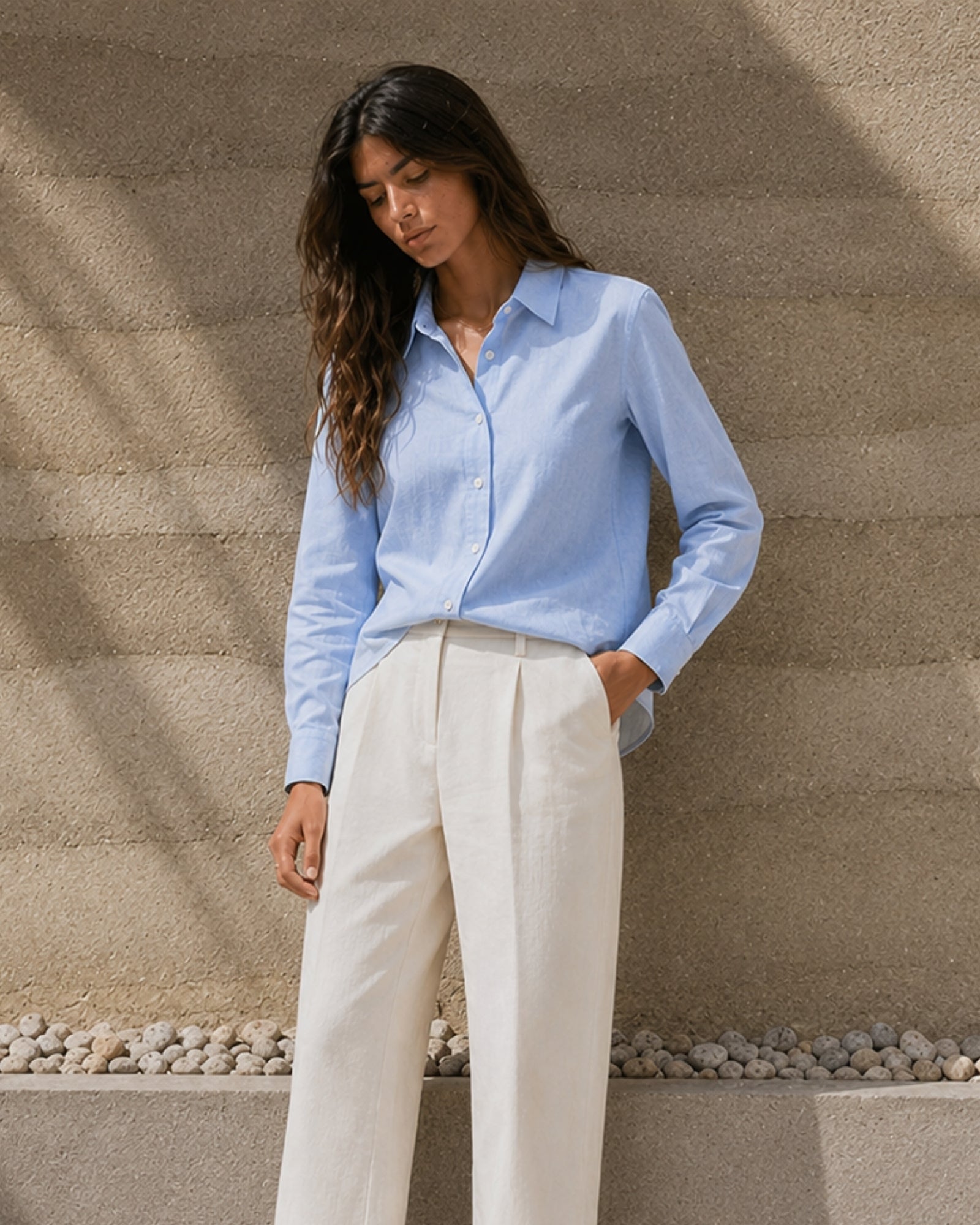 Camisa de lino regular fit en azul claro, vista lifestyle 3, mostrando el cuello, el bajo y la confección relajada