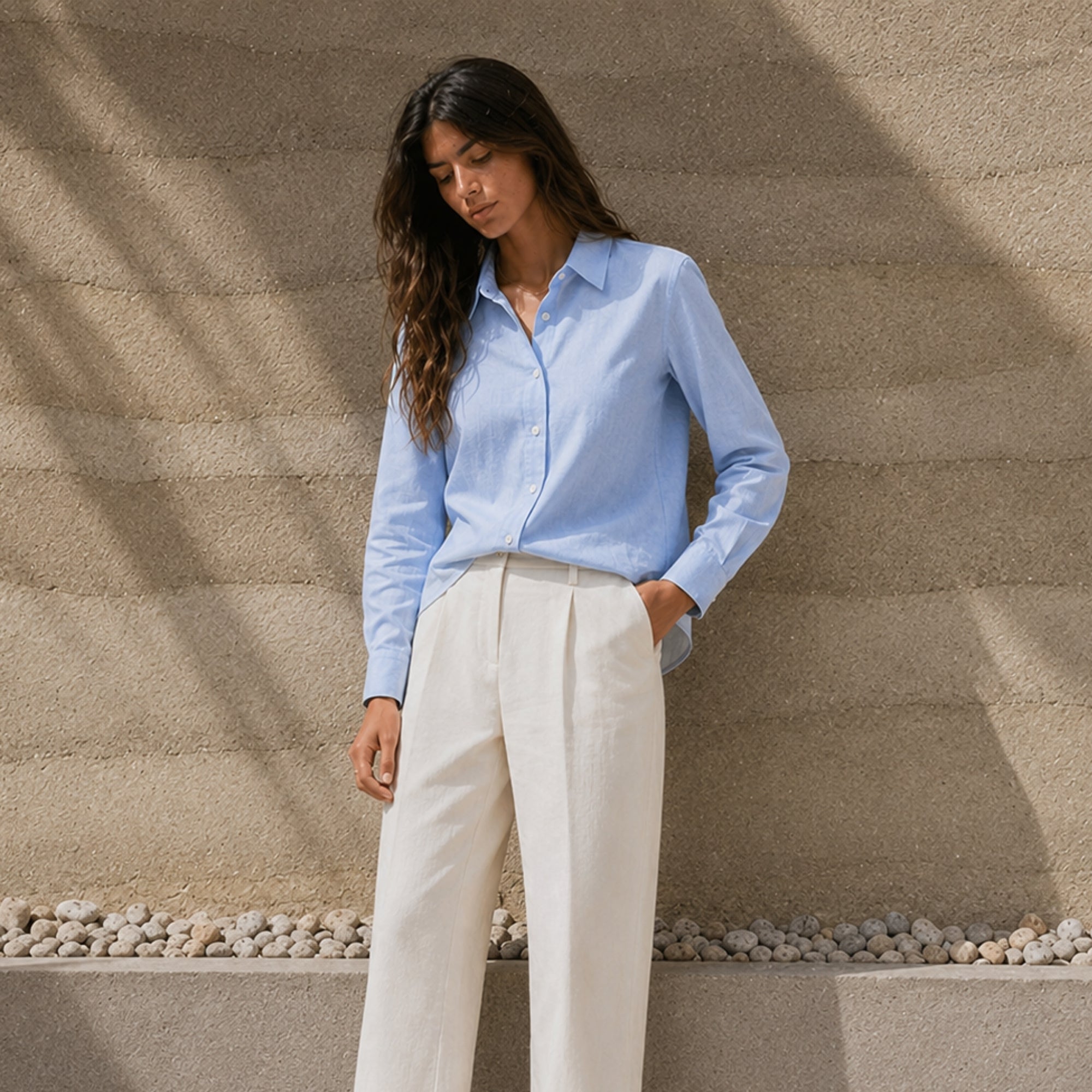 Camicia in lino regular fit azzurra, vista lifestyle 3, con colletto, fondo e taglio rilassato