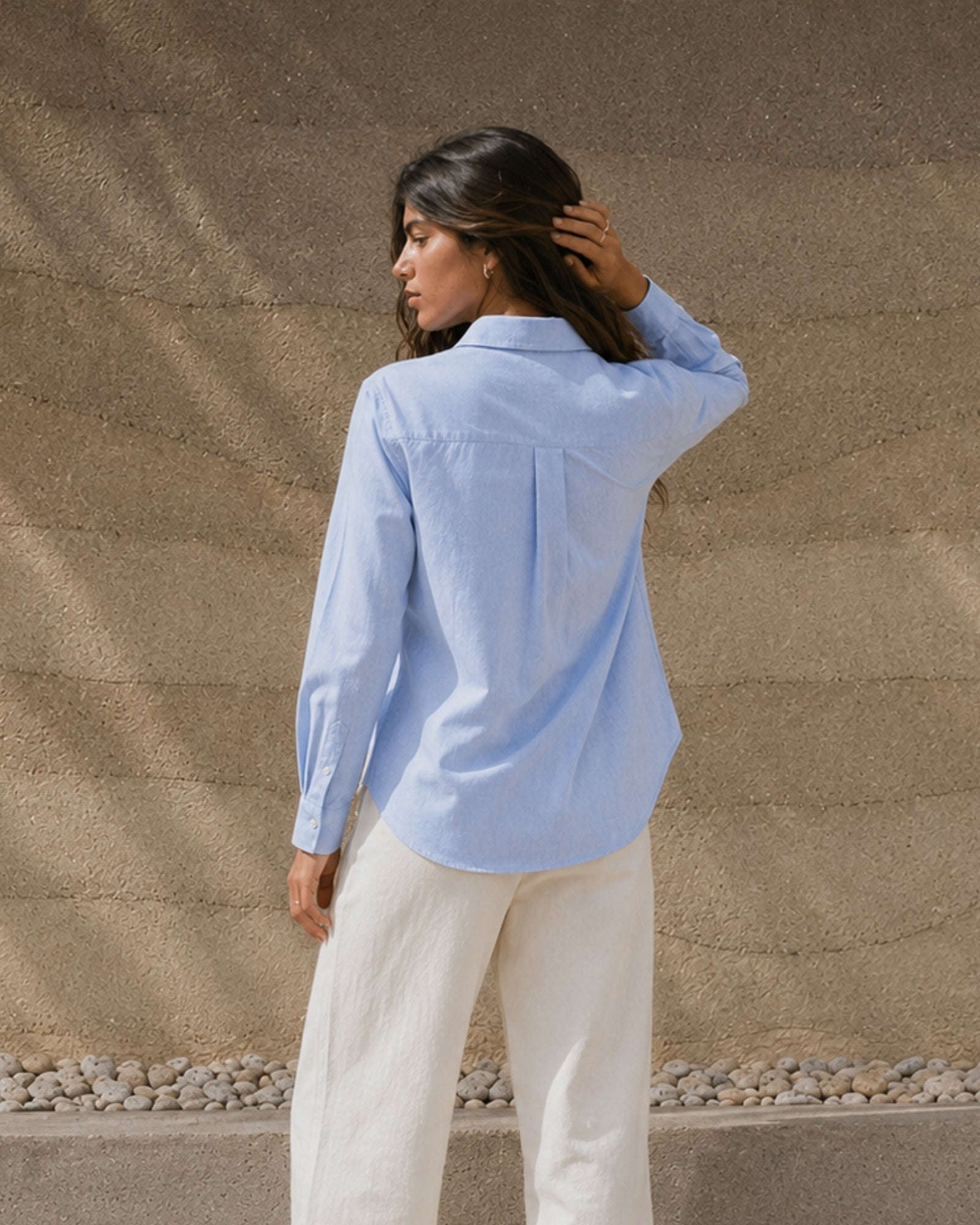 Camisa de lino regular fit en azul claro, vista lifestyle 4, mostrando el cuello, el bajo y la confección relajada