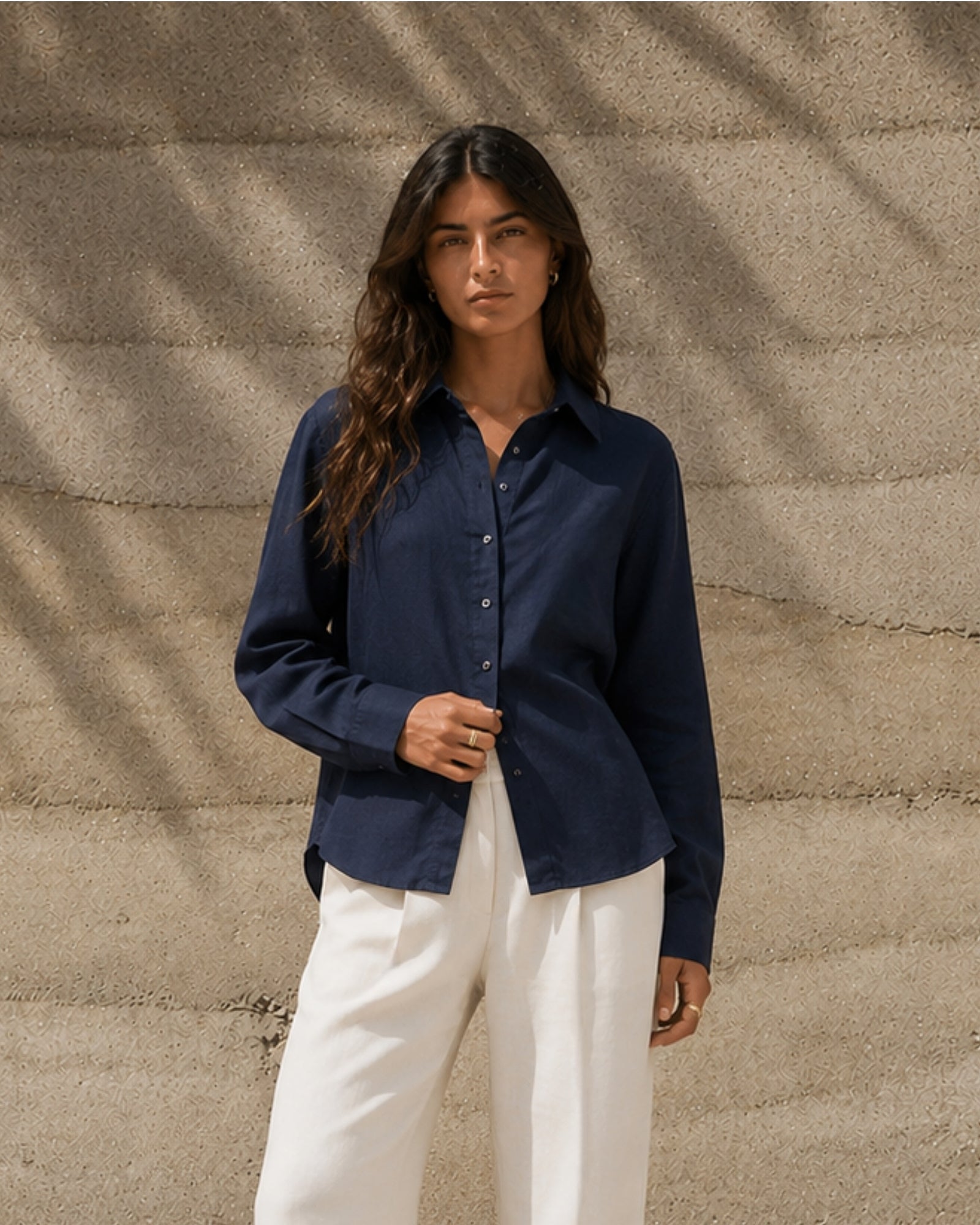 Camisa de lino regular fit en azul marino, vista lifestyle 1, mostrando el cuello, el bajo y la confección relajada