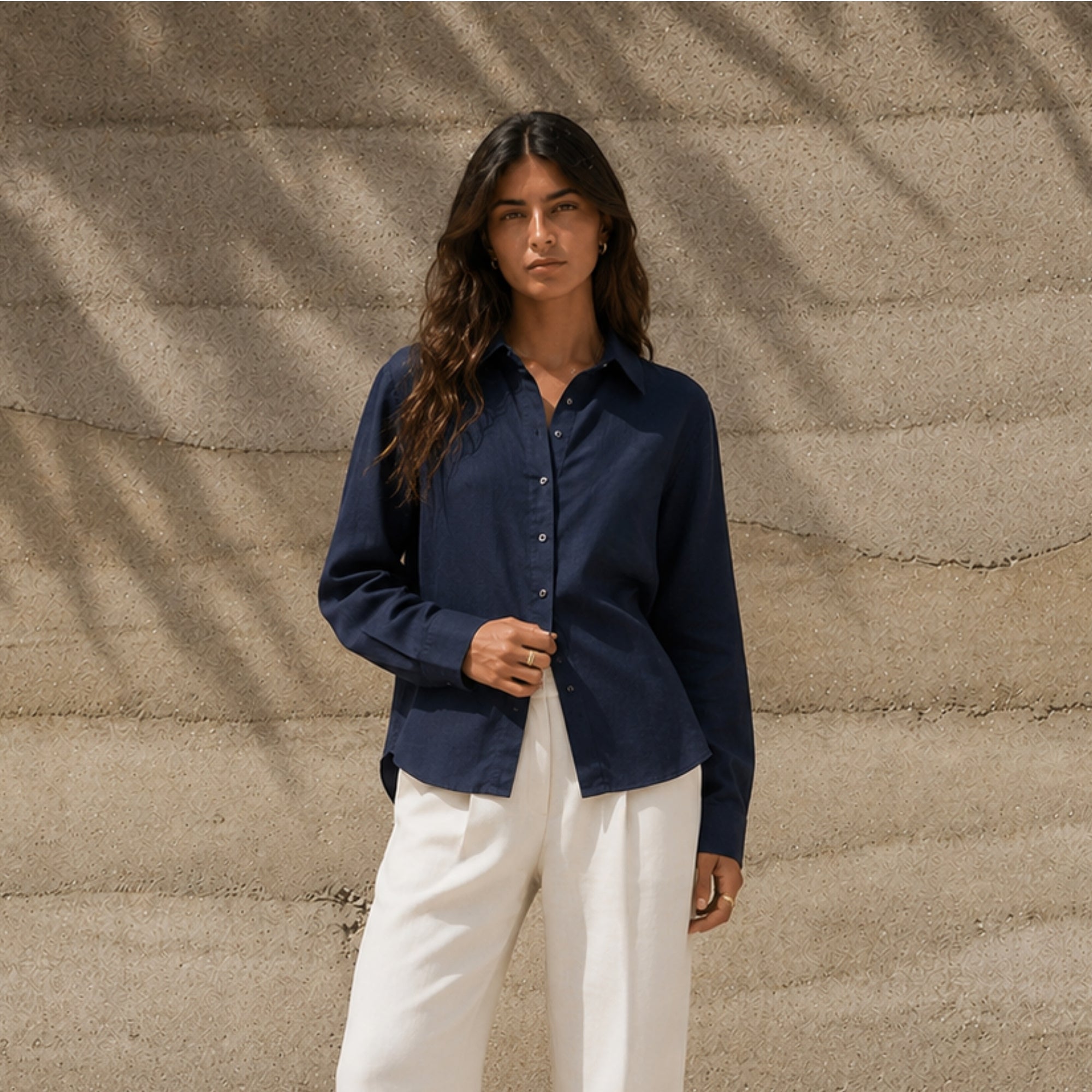 Camicia in lino regular fit blu navy, vista lifestyle 1, con colletto, fondo e taglio rilassato
