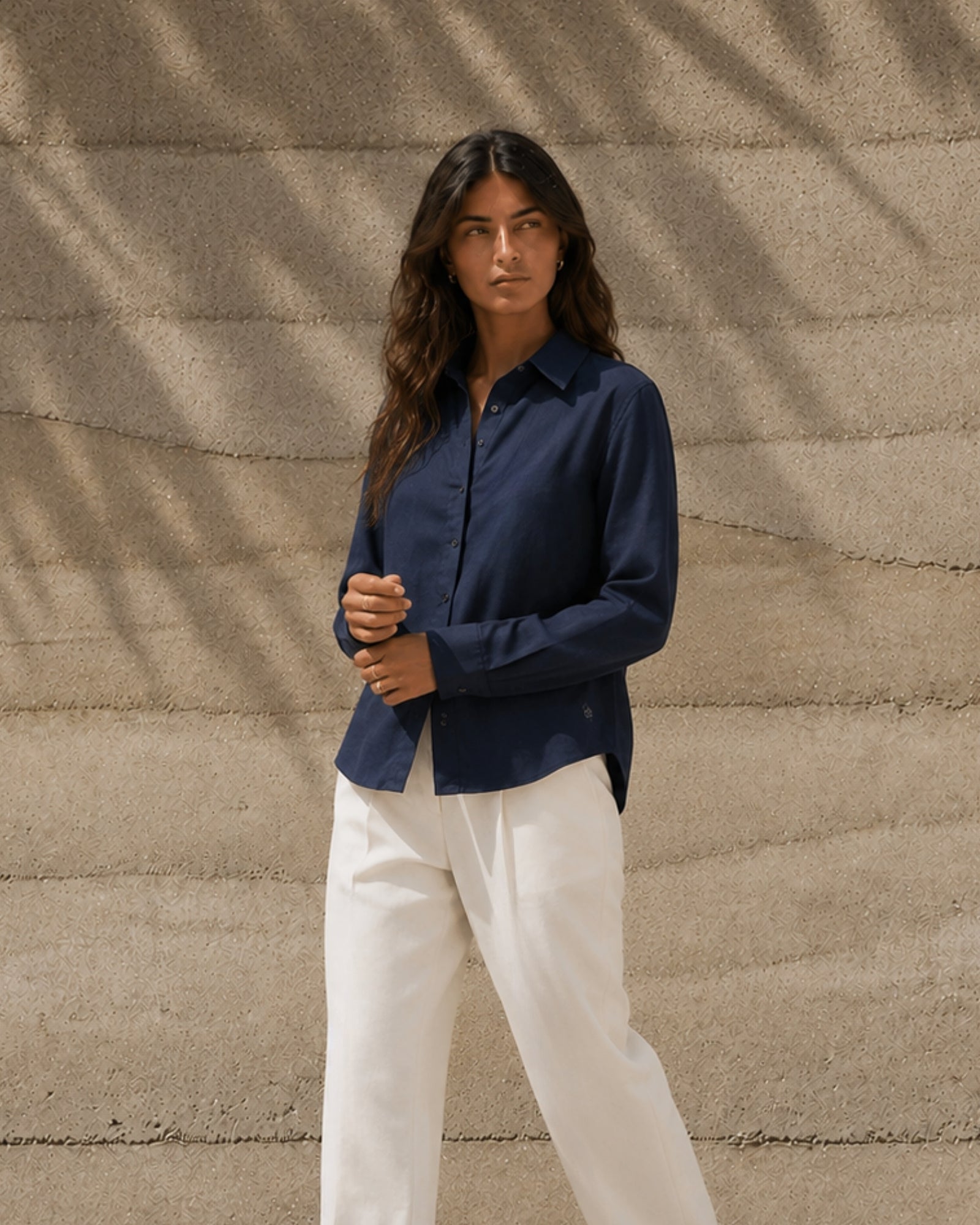 Camisa de lino regular fit en azul marino, vista lifestyle 2, mostrando el cuello, el bajo y la confección relajada