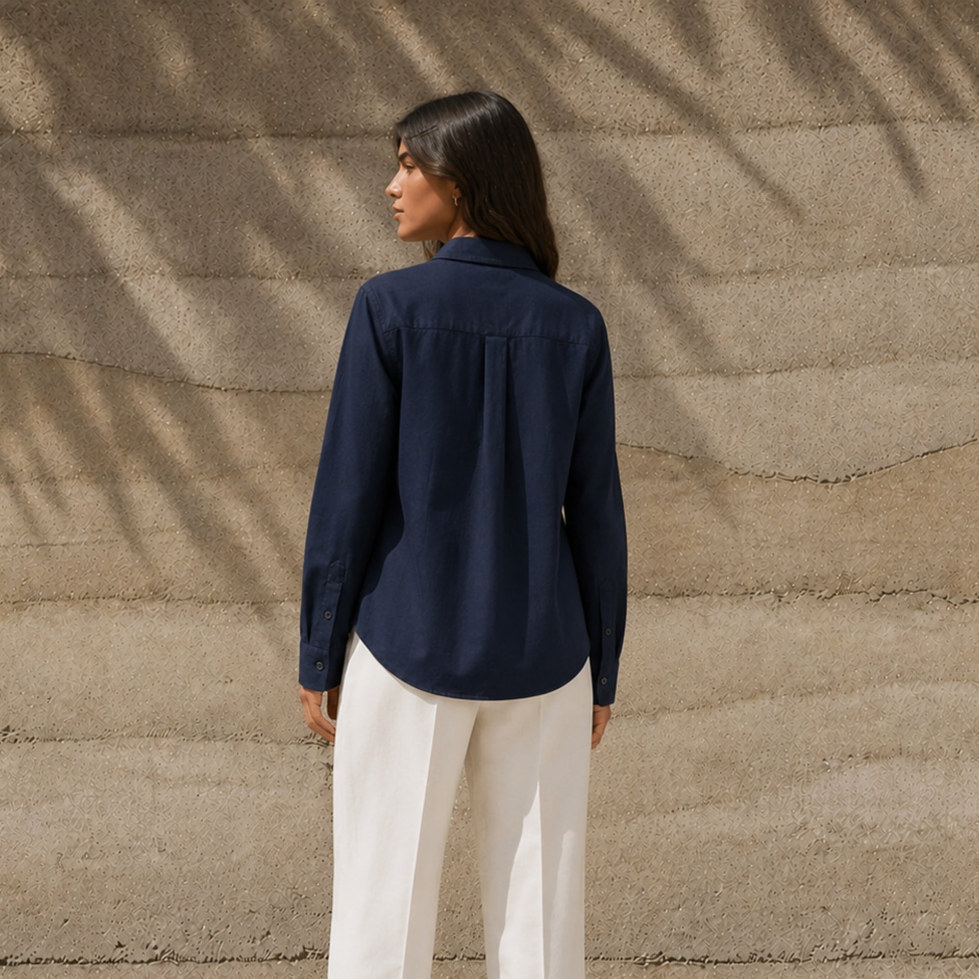Camicia in lino regular fit blu navy, vista lifestyle 4, con colletto, fondo e taglio rilassato