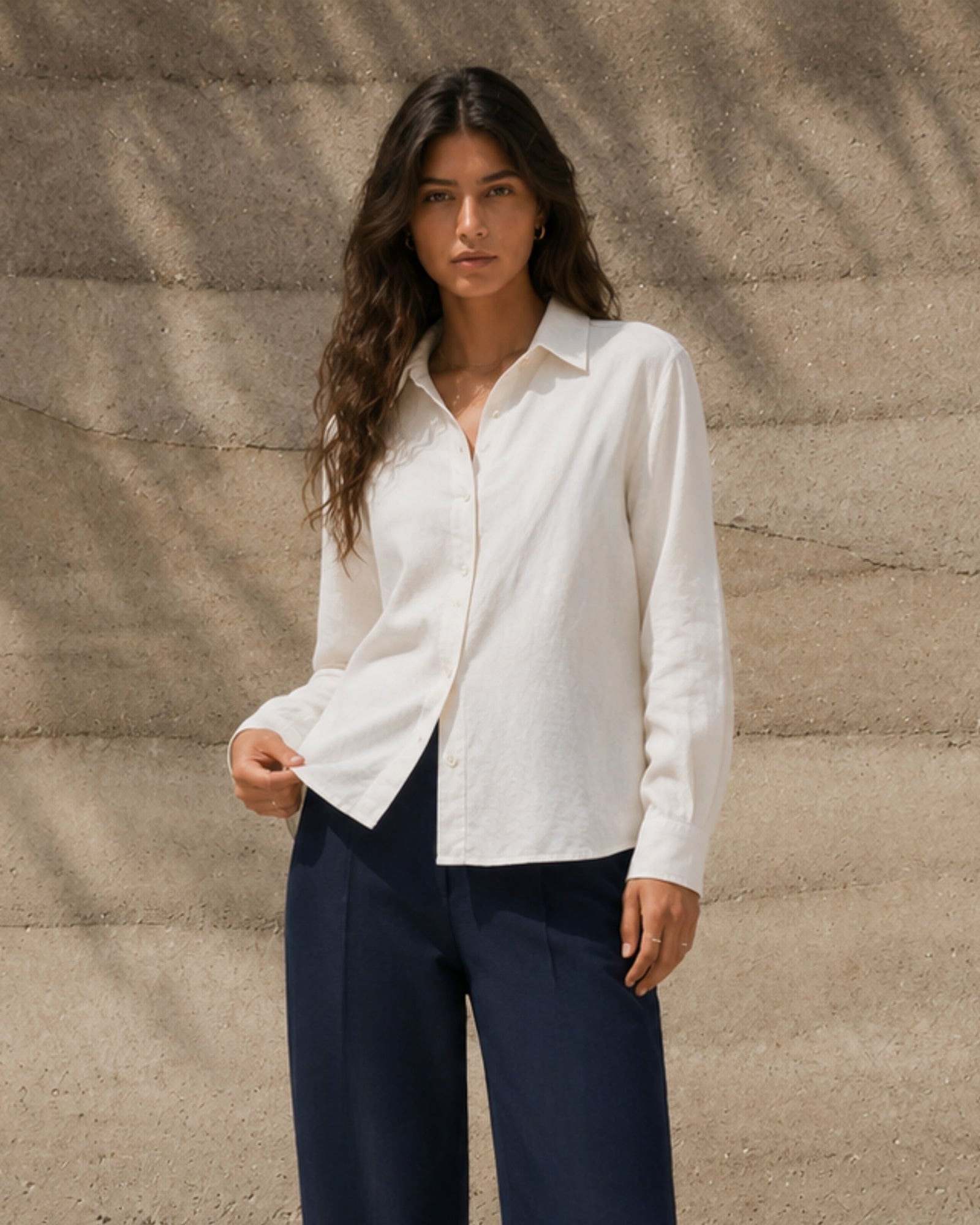 Camisa de lino regular fit en Off White, vista lifestyle 1, mostrando el cuello, el bajo y la confección relajada