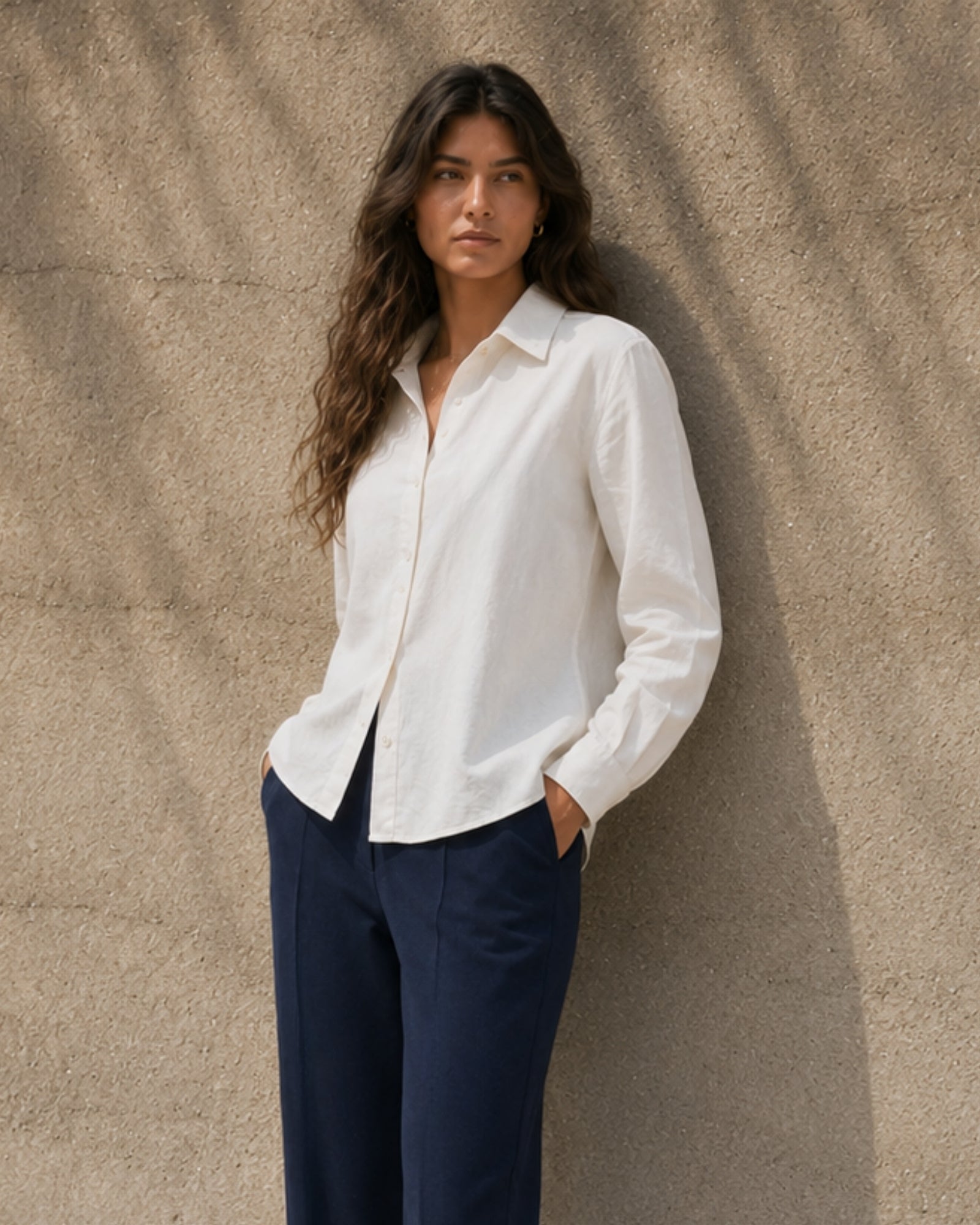 Camisa de lino regular fit en Off White, vista lifestyle 2, mostrando el cuello, el bajo y la confección relajada