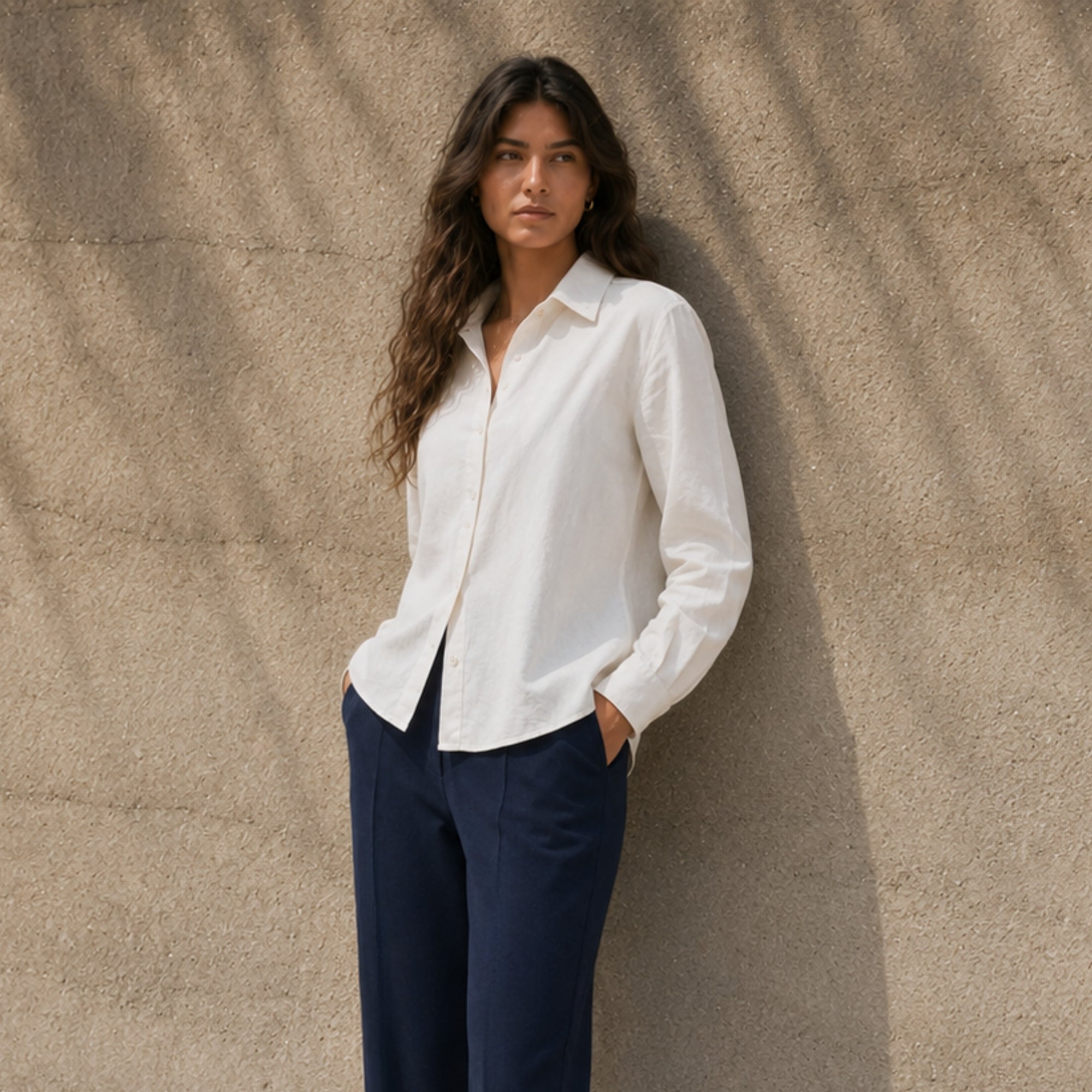 Camicia in lino regular fit Off White, vista lifestyle 2, con colletto, fondo e taglio rilassato