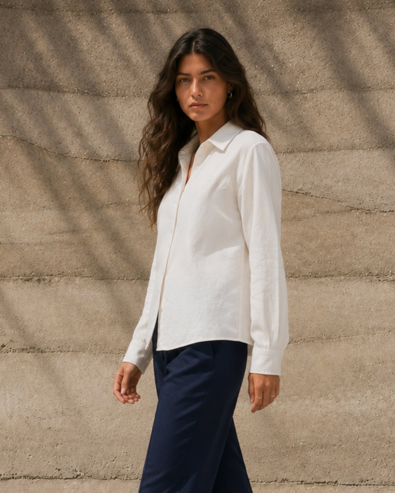 Camisa de lino regular fit en Off White, vista lifestyle 3, mostrando el cuello, el bajo y la confección relajada
