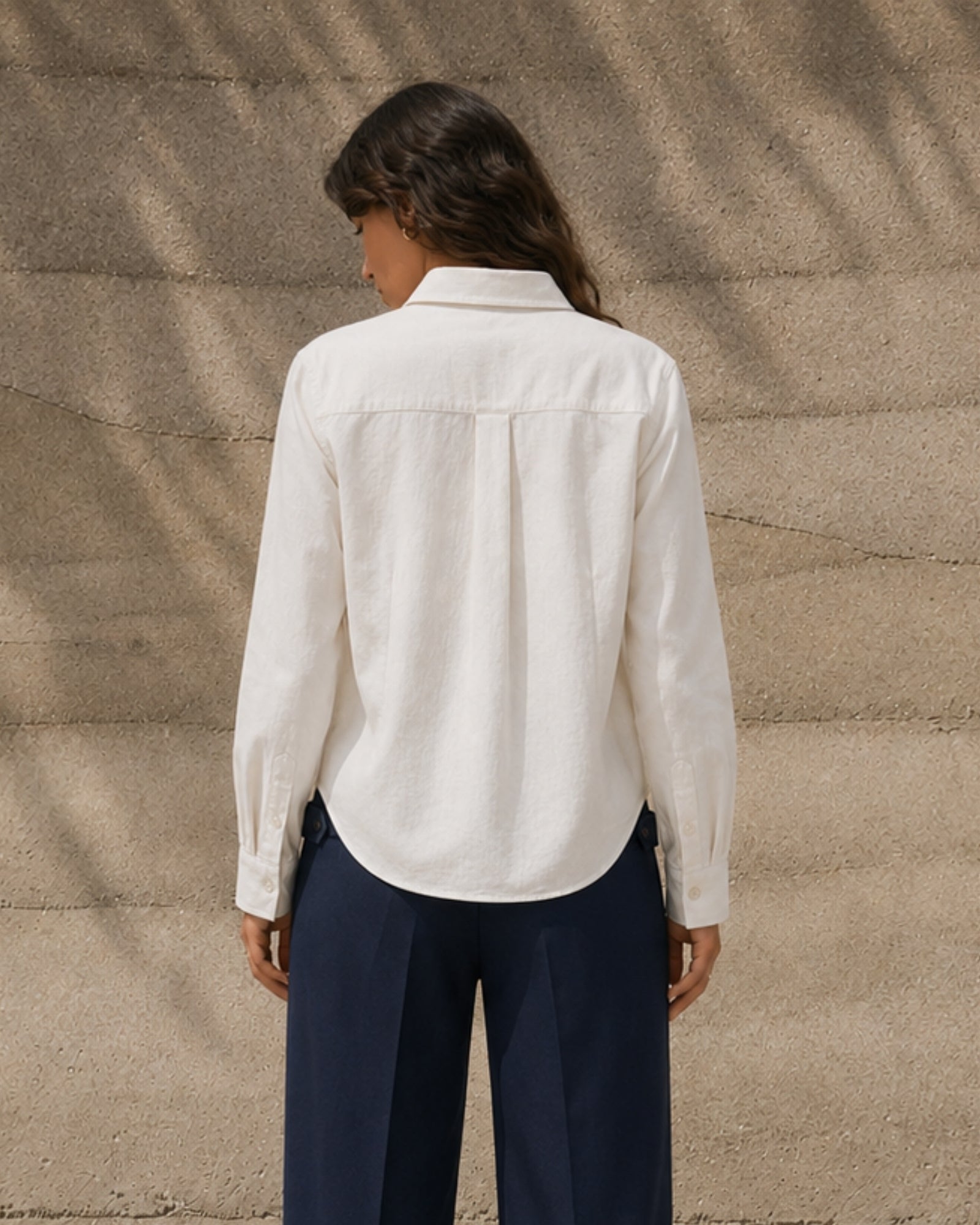 Camisa de lino regular fit en Off White, vista lifestyle 4, mostrando el cuello, el bajo y la confección relajada