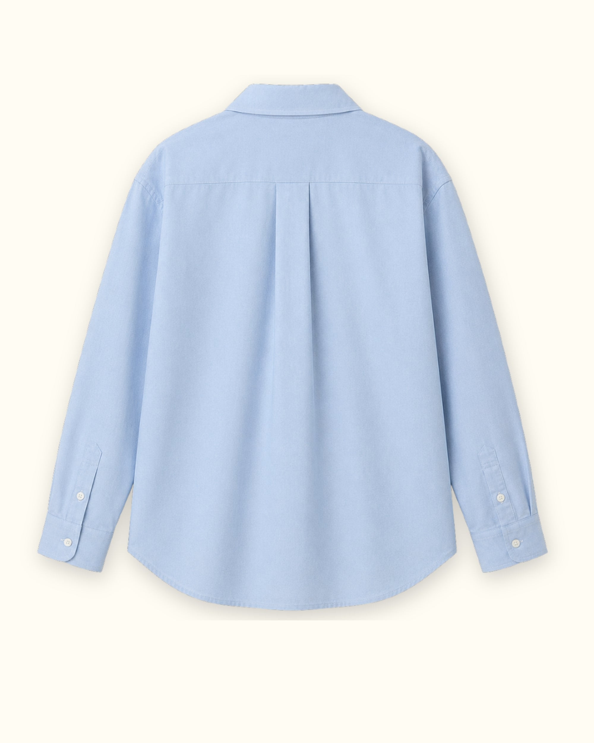 Camisa Oxford medium fit en azul claro, vista trasera, mostrando el cuello, el bajo y la confección relajada