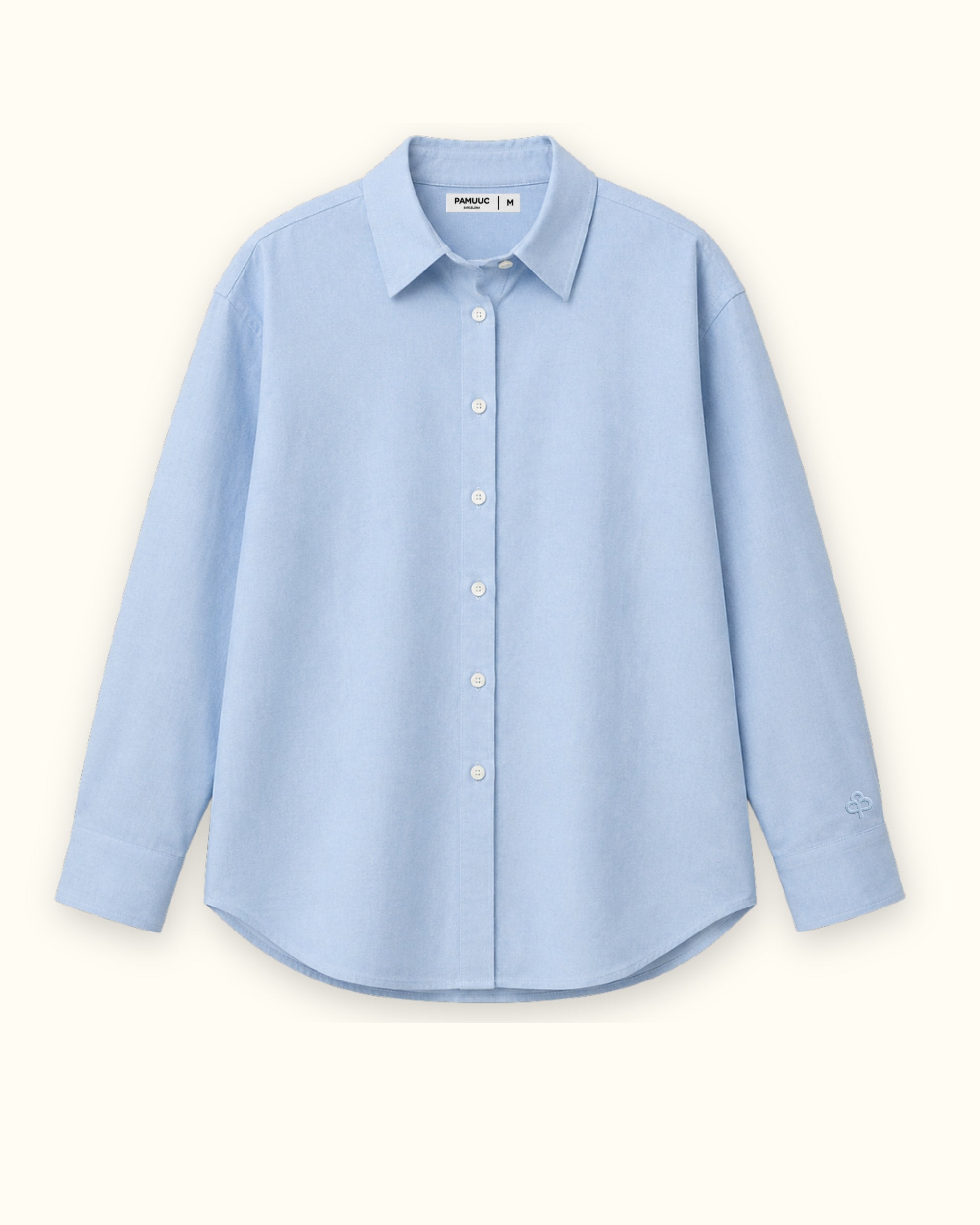 Camisa Oxford medium fit en azul claro, vista frontal, mostrando el cuello, el bajo y la confección relajada