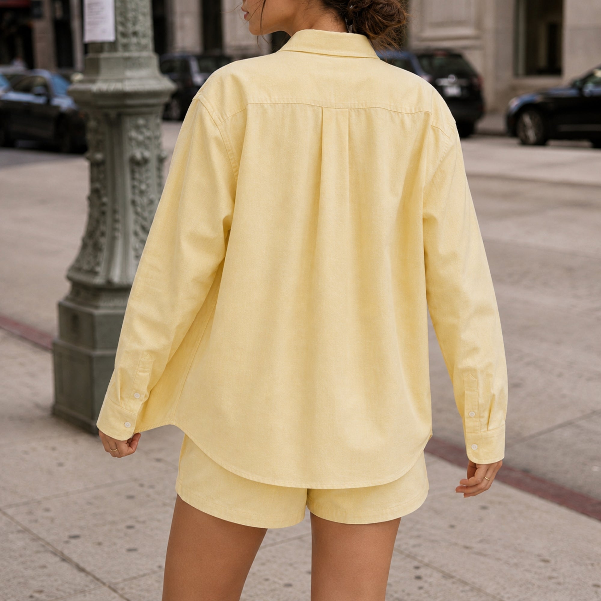 Camicia Oxford medium fit in Oxford Giallo Chiaro, vista lifestyle 2, con colletto, fondo e taglio rilassato