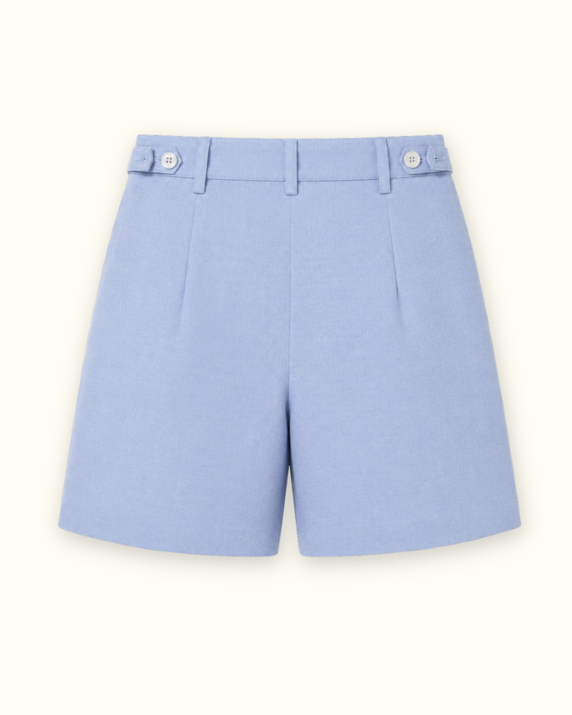 Short de lino en azul claro, vista trasera, mostrando la cintura y la forma de la pernera