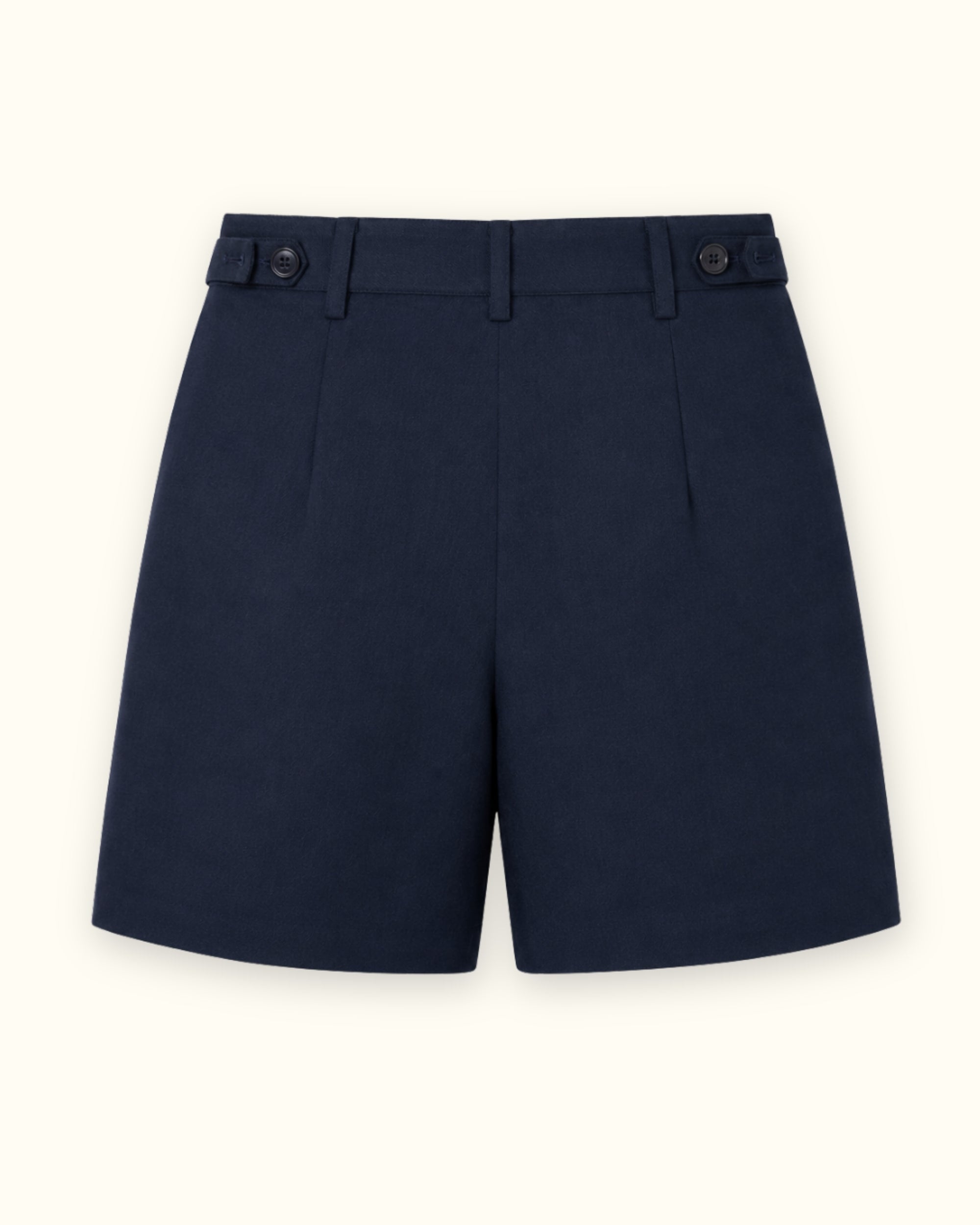Short de lino en azul marino, vista trasera, mostrando la cintura y la forma de la pernera