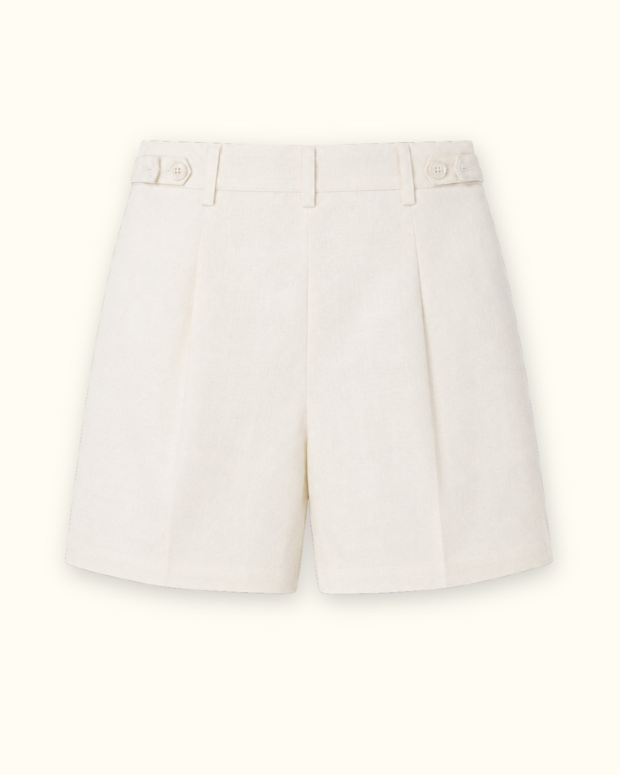 Short de lino en Off White, vista trasera, mostrando la cintura y la forma de la pernera
