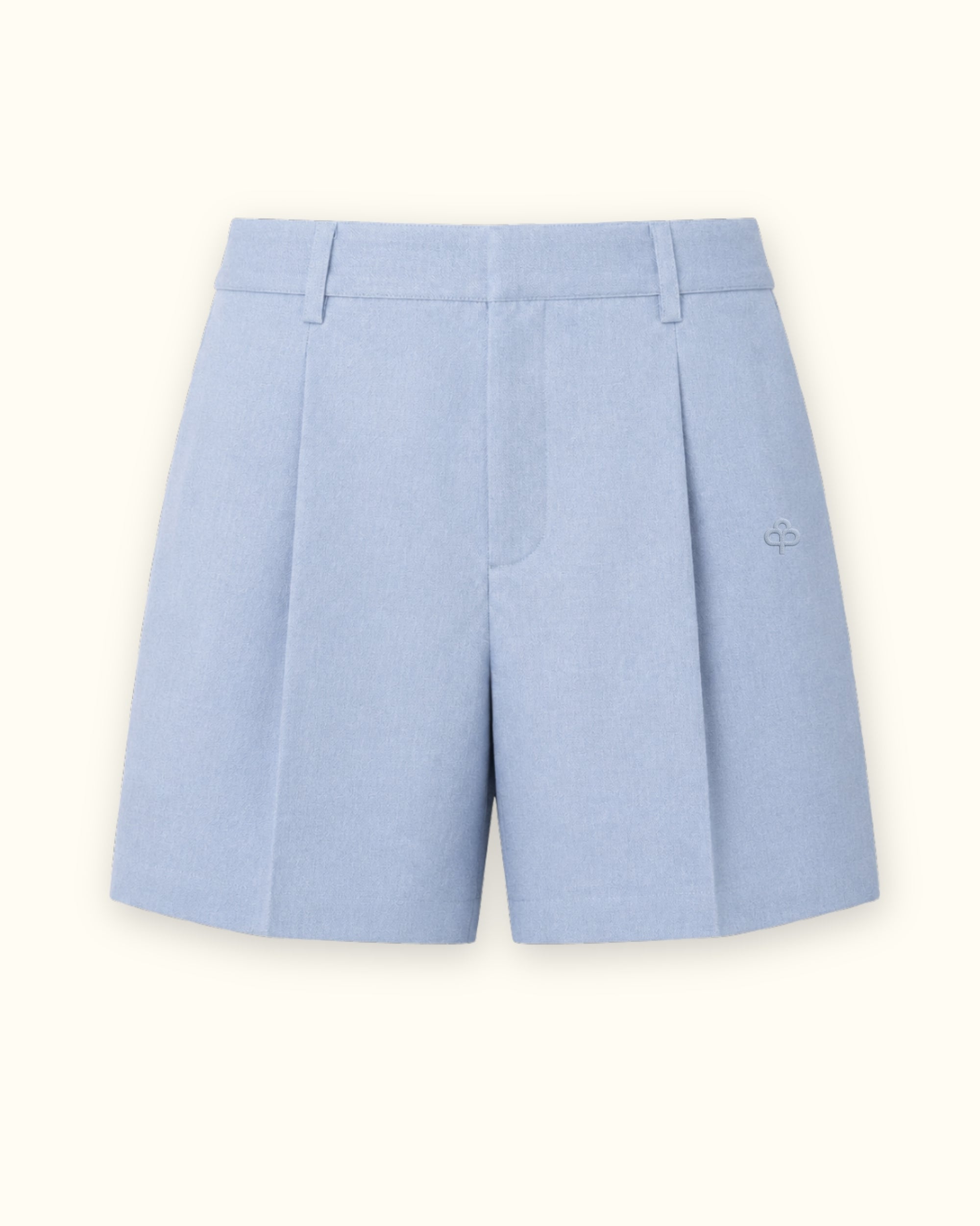 Short de lino en azul claro, vista frontal, mostrando la cintura y la forma de la pernera