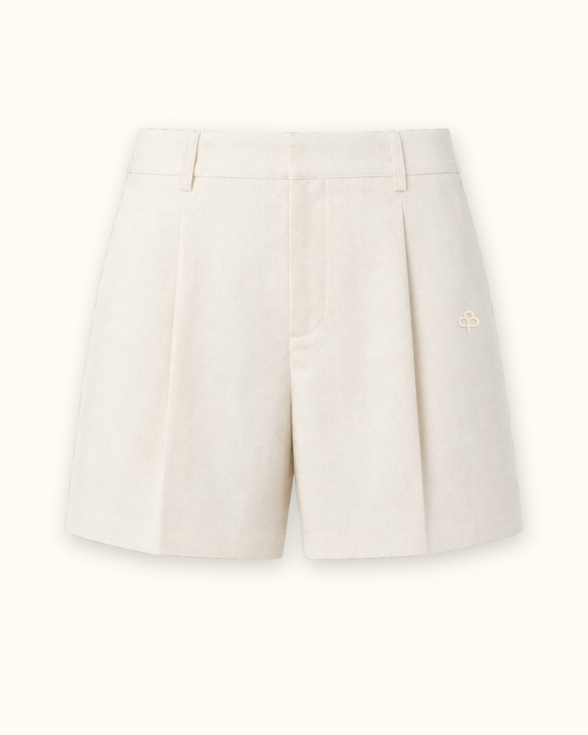 Short de lino en Off White, vista frontal, mostrando la cintura y la forma de la pernera