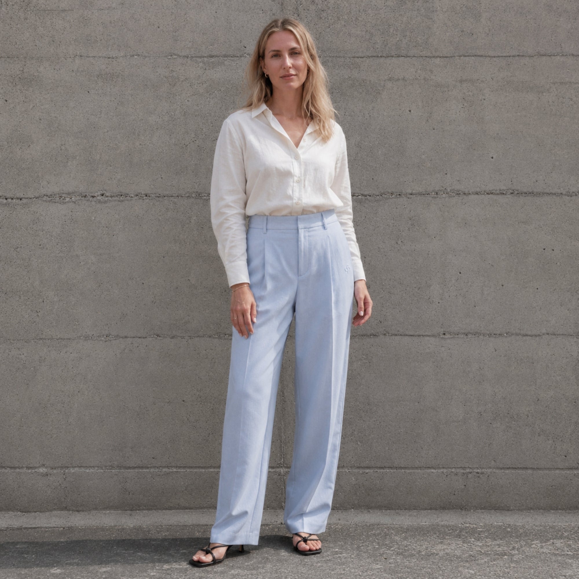 Pantaloni in lino straight leg azzurri, vista lifestyle 1, con pince e linea dellstraight leg