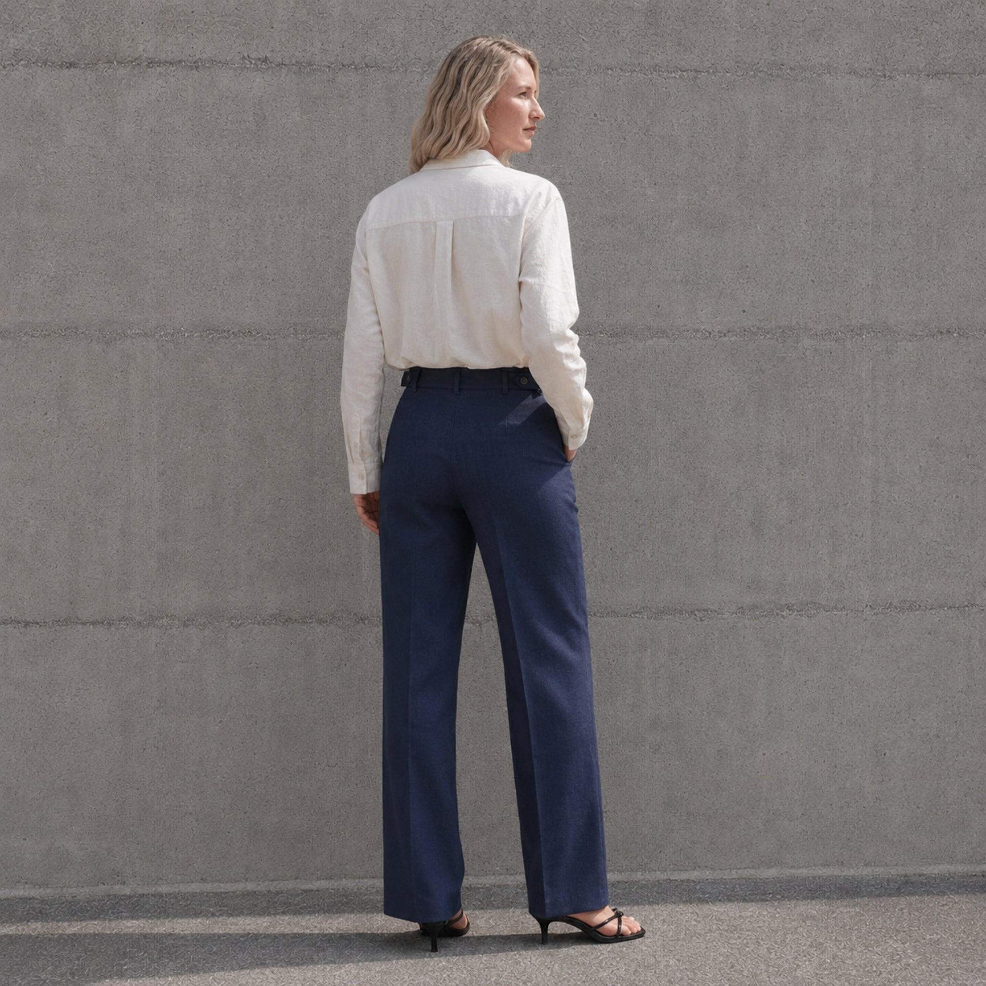 Pantaloni in lino straight leg blu navy, vista lifestyle 4, con pince e linea dellstraight leg