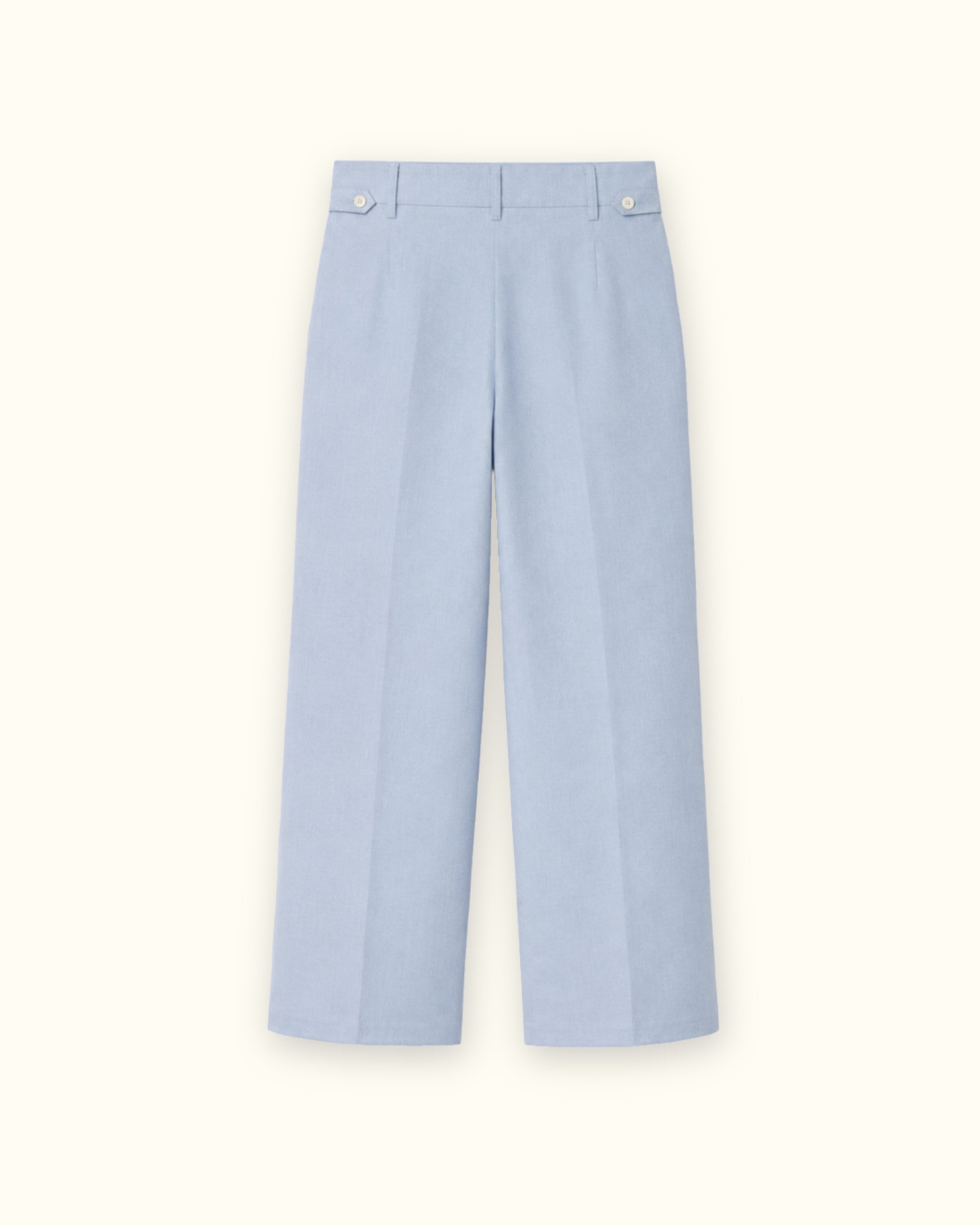 Pantalón straight leg de lino en azul claro, vista trasera, mostrando las pinzas y la pierna recta