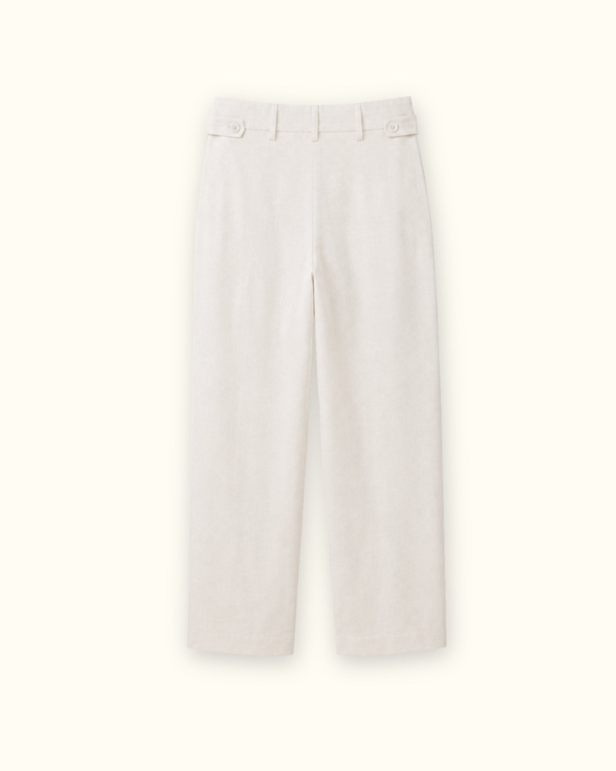 Pantalón straight leg de lino en Off White, vista trasera, mostrando las pinzas y la pierna recta