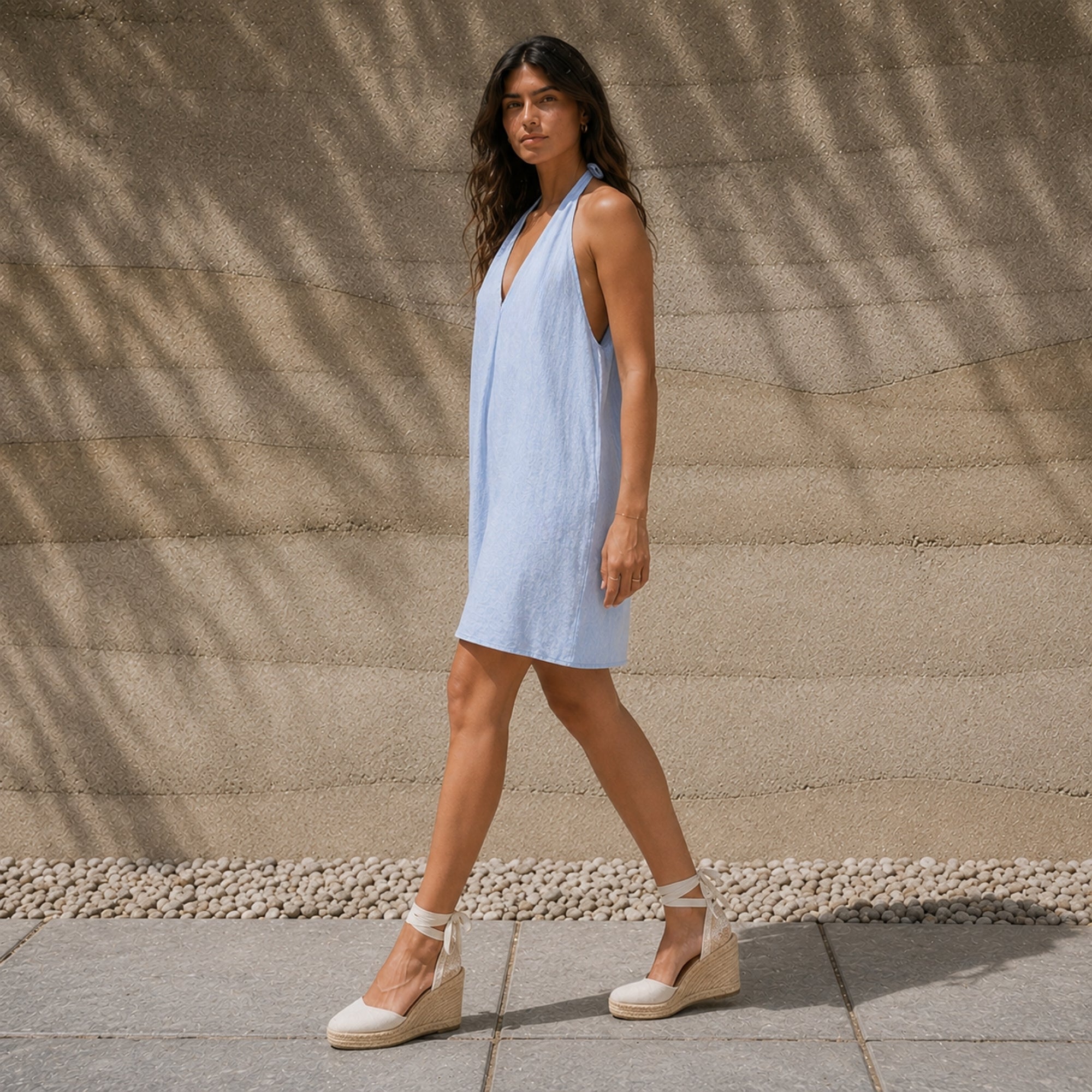 Vestito halter in lino azzurro, vista lifestyle 1, con scollo e silhouette del vestito