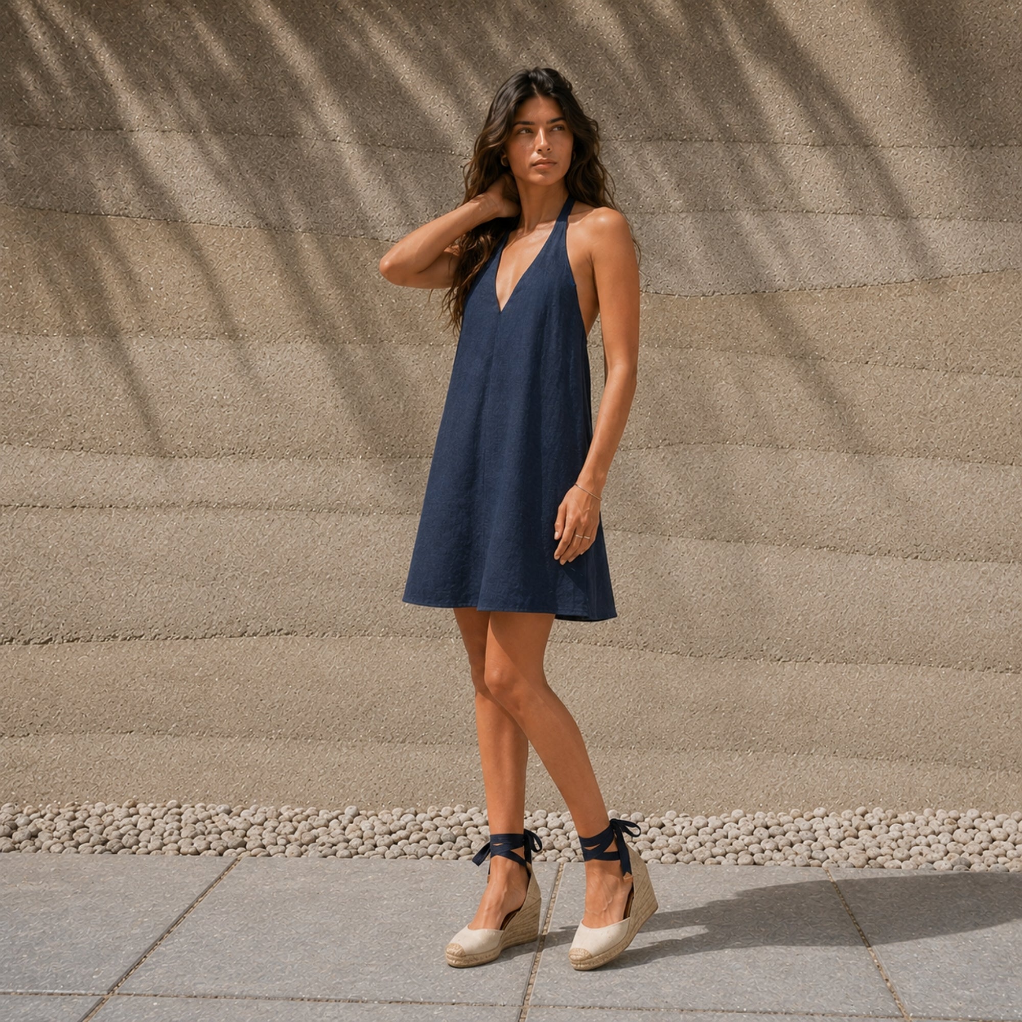 Vestito halter in lino blu navy, vista lifestyle 2, con scollo e silhouette del vestito