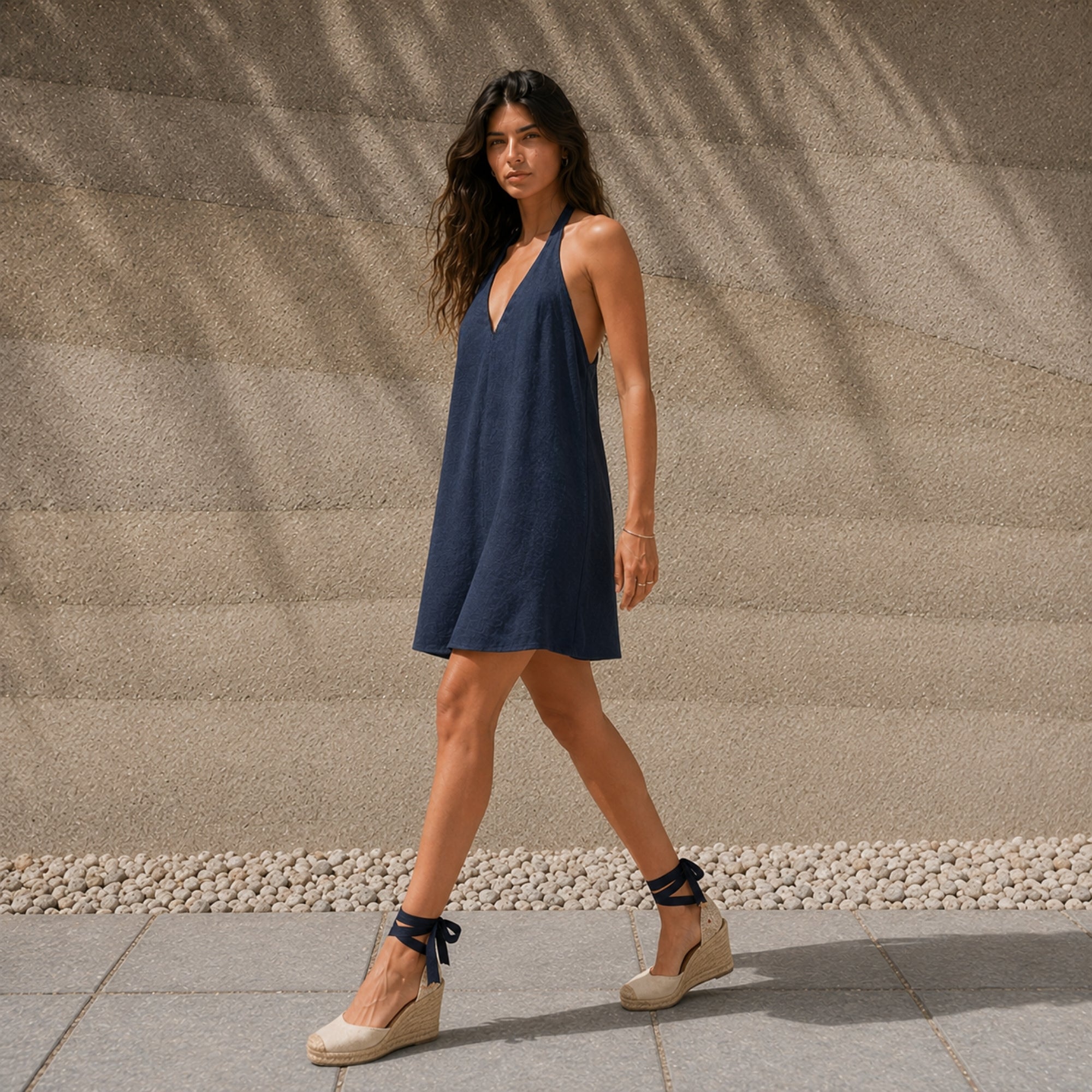 Vestito halter in lino blu navy, vista lifestyle 3, con scollo e silhouette del vestito