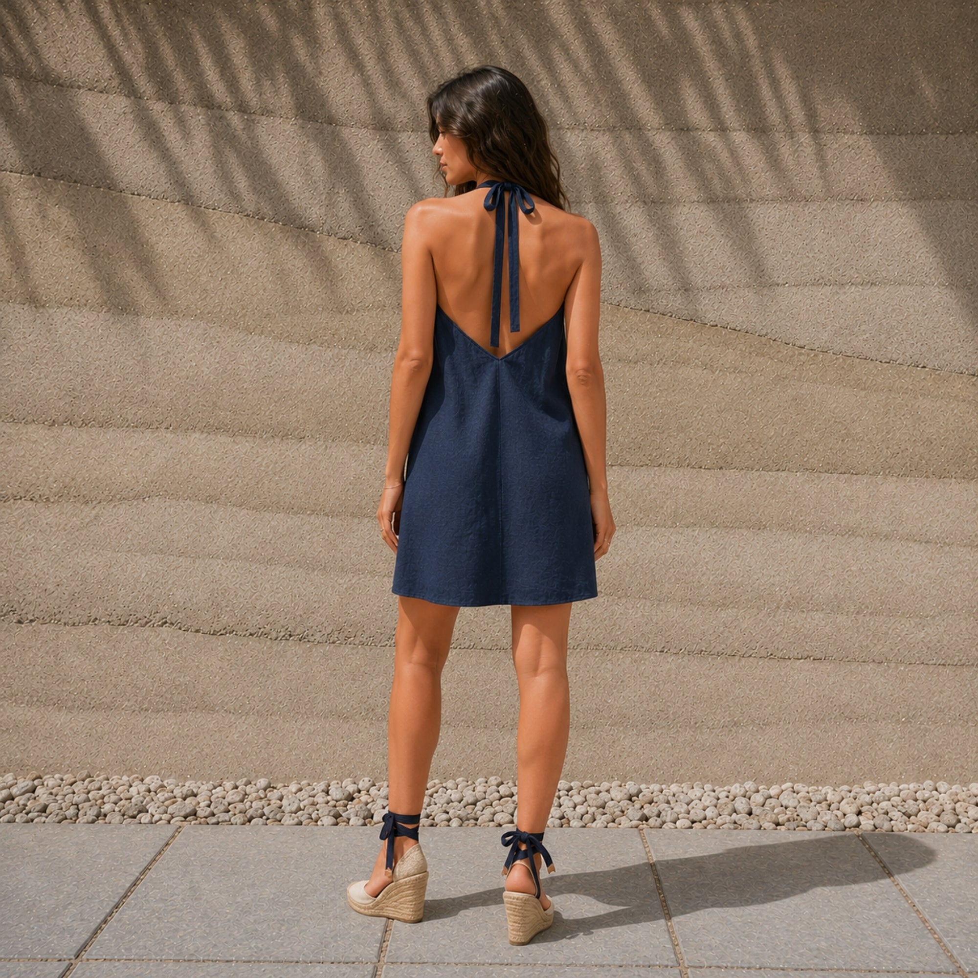 Vestito halter in lino blu navy, vista lifestyle 4, con scollo e silhouette del vestito