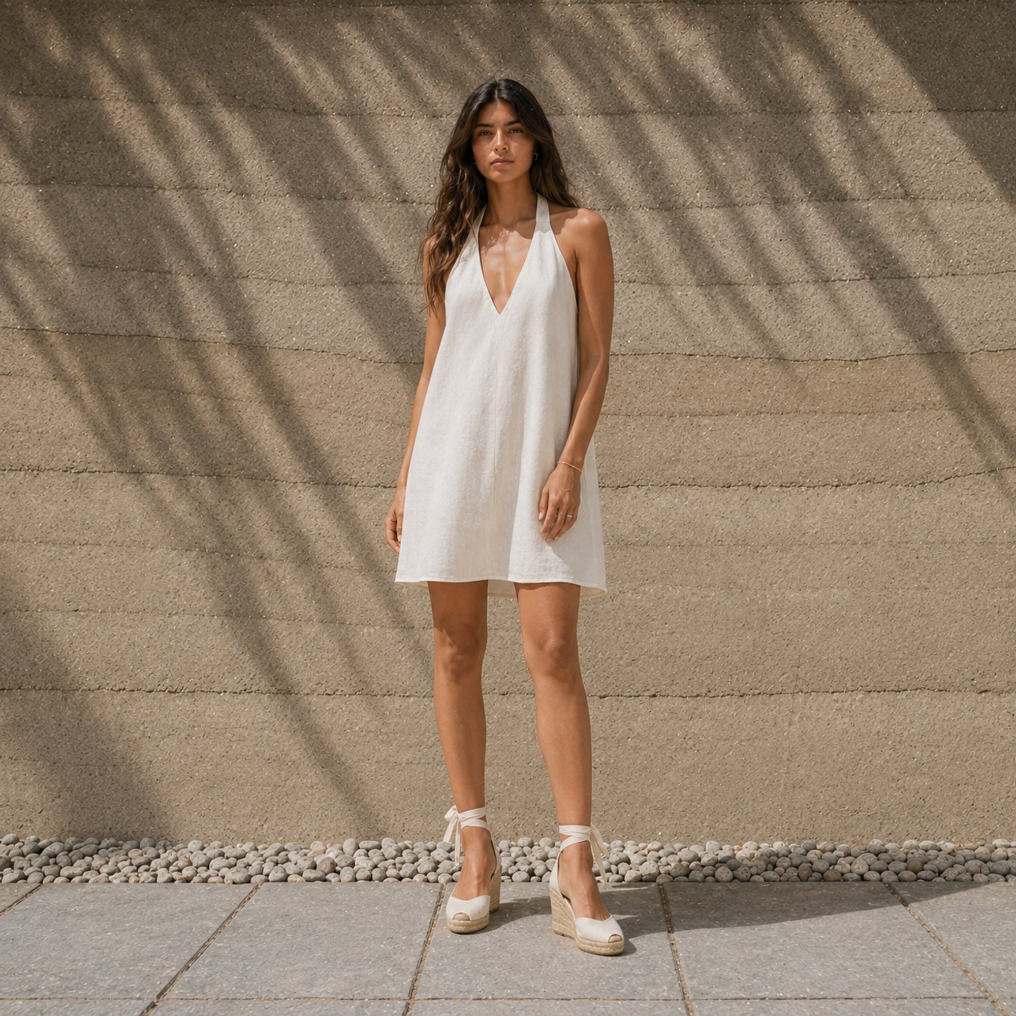 Vestito halter in lino Off White, vista lifestyle 1, con scollo e silhouette del vestito
