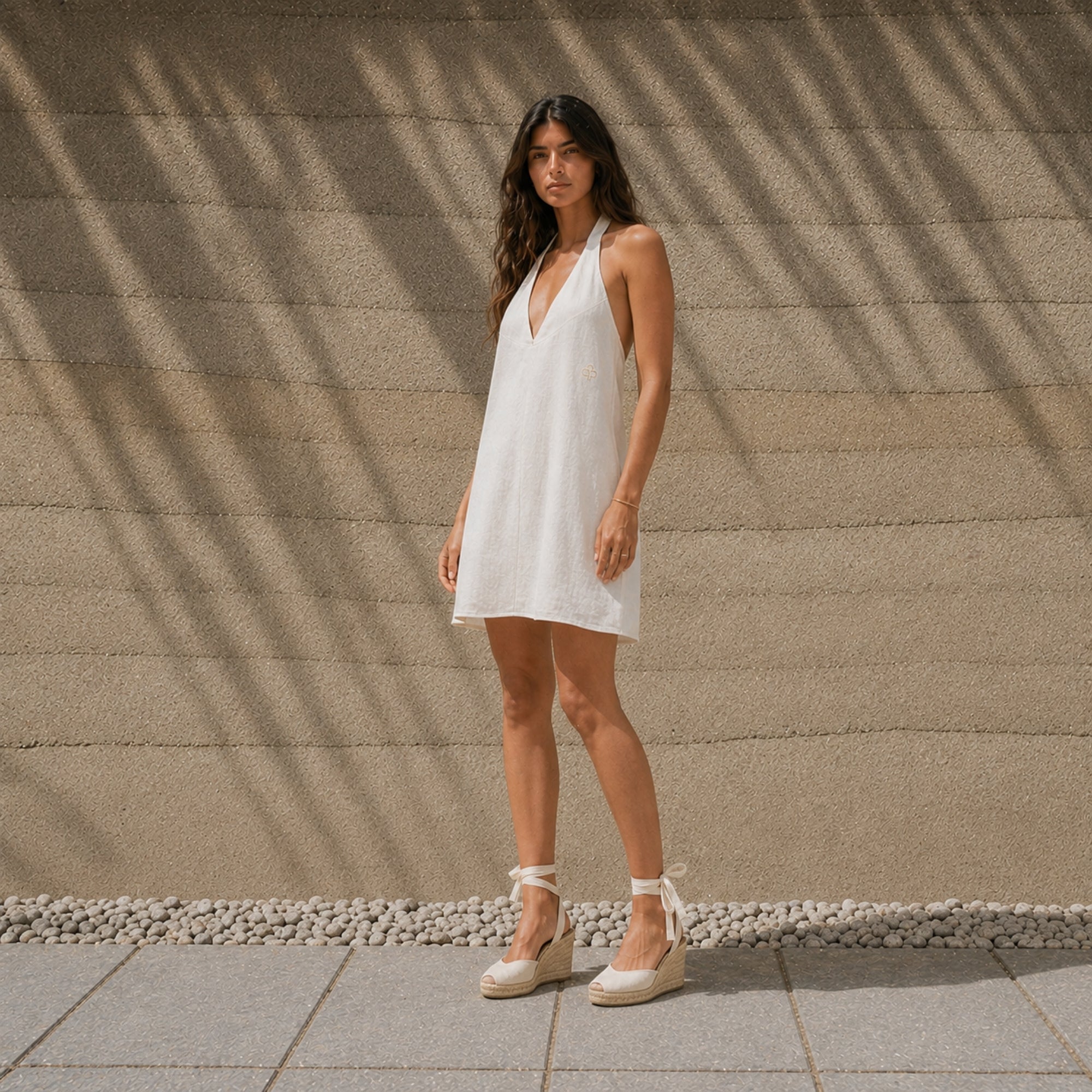 Vestito halter in lino Off White, vista lifestyle 2, con scollo e silhouette del vestito