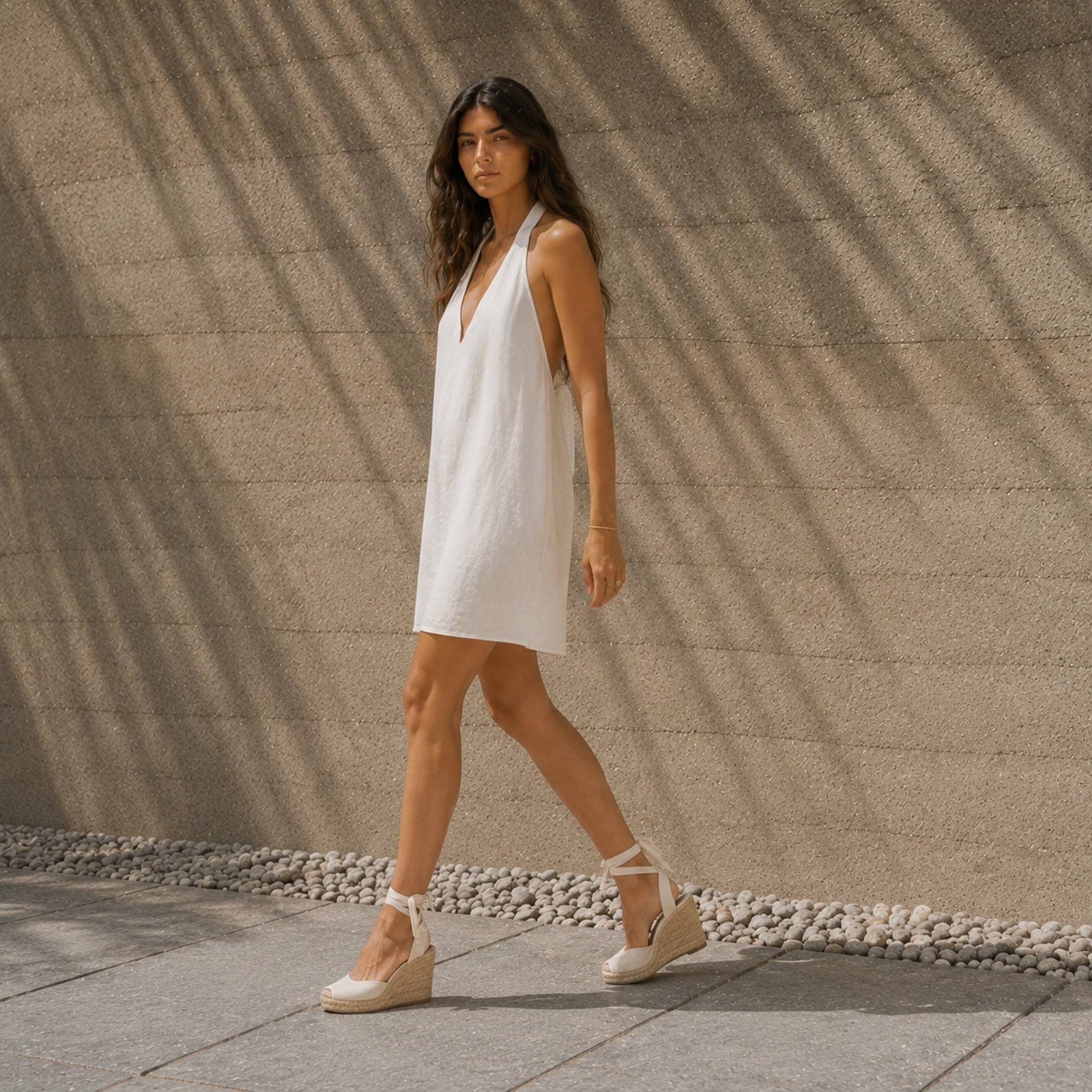 Vestito halter in lino Off White, vista lifestyle 3, con scollo e silhouette del vestito