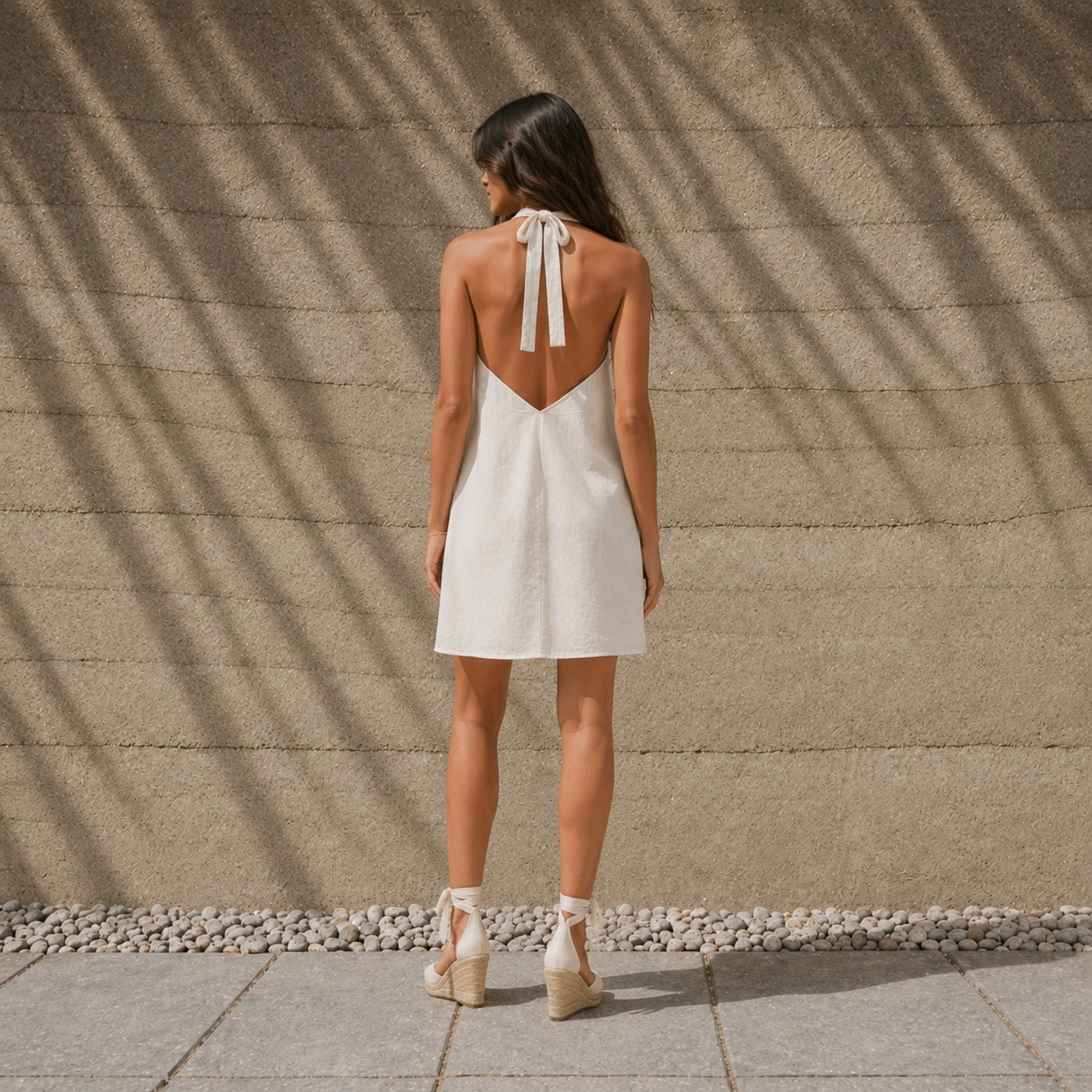Vestito halter in lino Off White, vista lifestyle 4, con scollo e silhouette del vestito