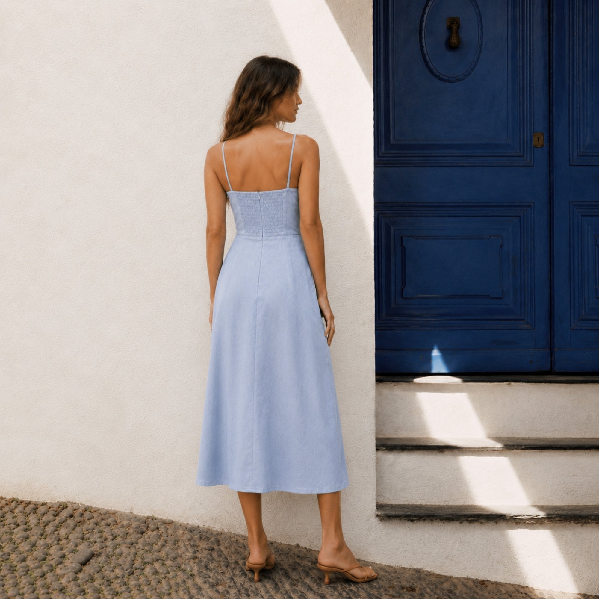 Vestido midi de lino en azul claro, vista lifestyle 4, mostrando el escote y la silueta del vestido