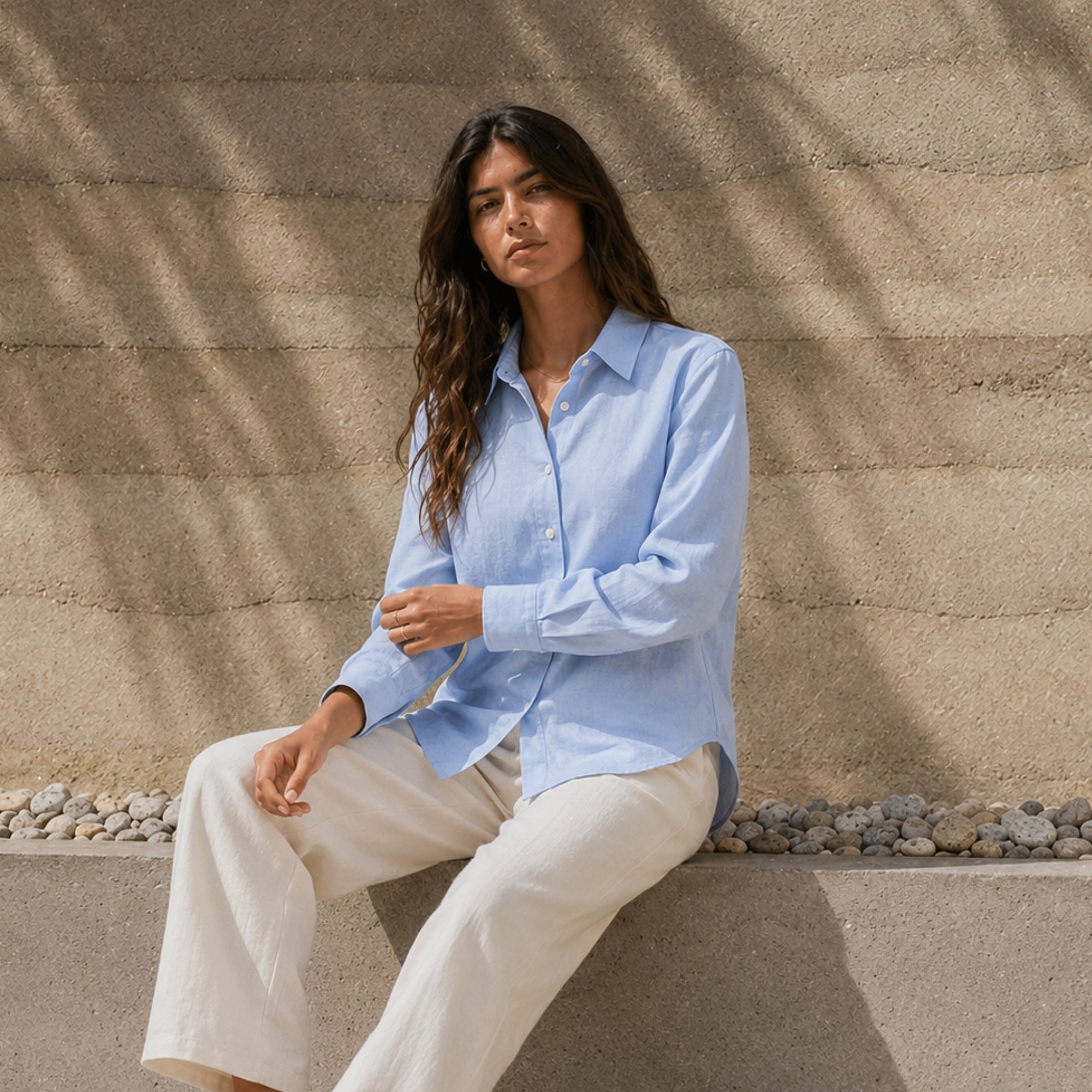 Camicia in lino regular fit azzurra, vista lifestyle 1, con colletto, fondo e taglio rilassato