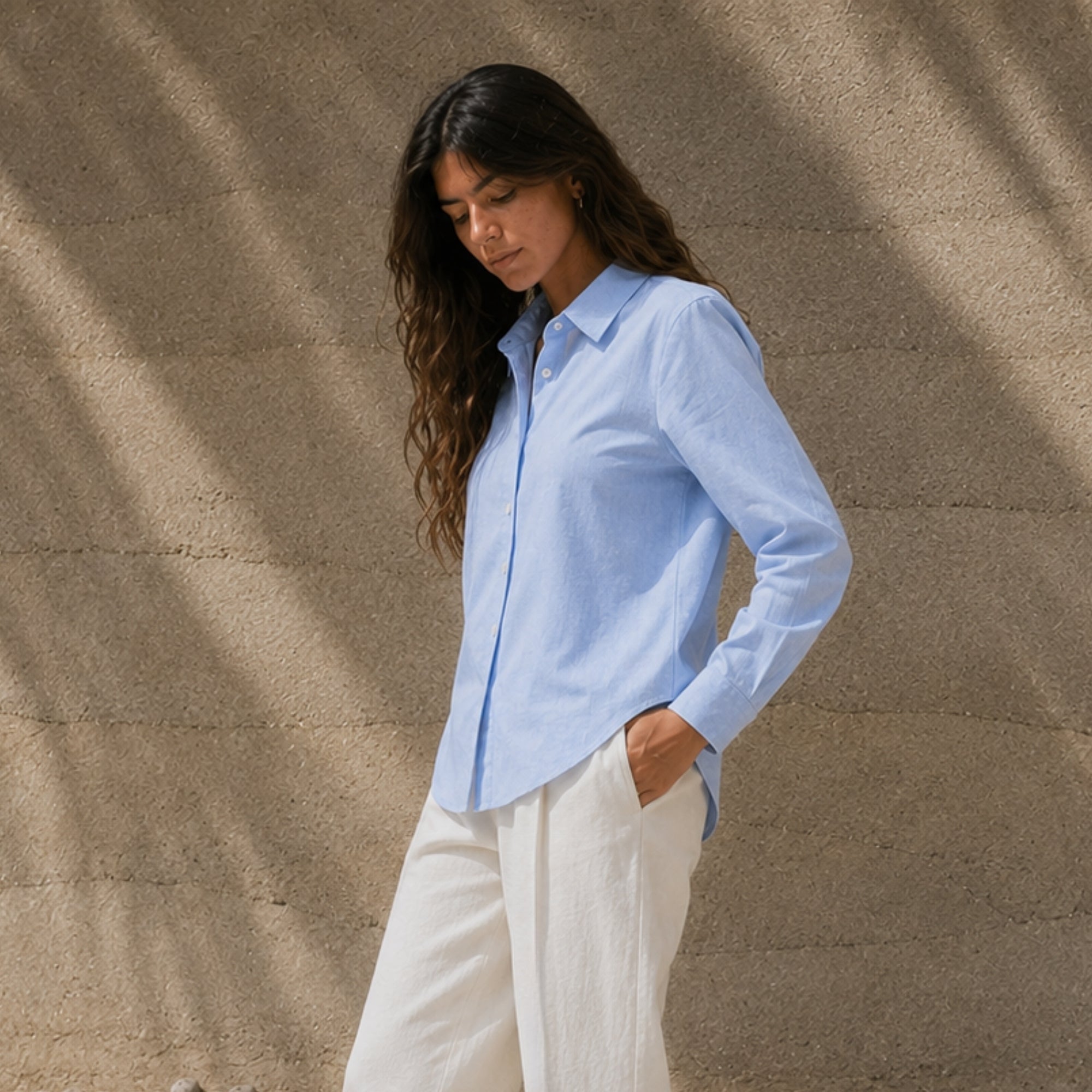 Camicia in lino regular fit azzurra, vista lifestyle 2, con colletto, fondo e taglio rilassato