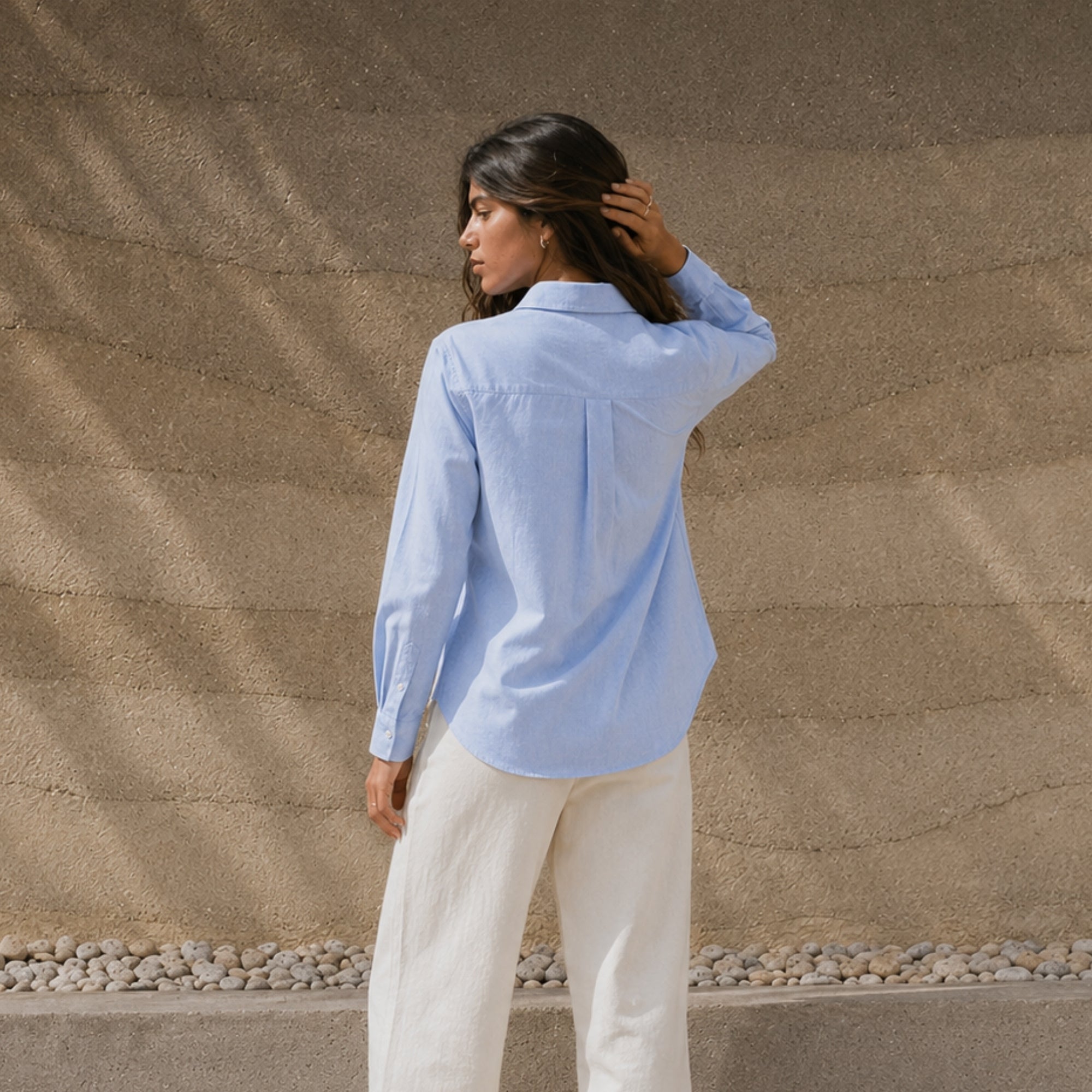 Camicia in lino regular fit azzurra, vista lifestyle 4, con colletto, fondo e taglio rilassato