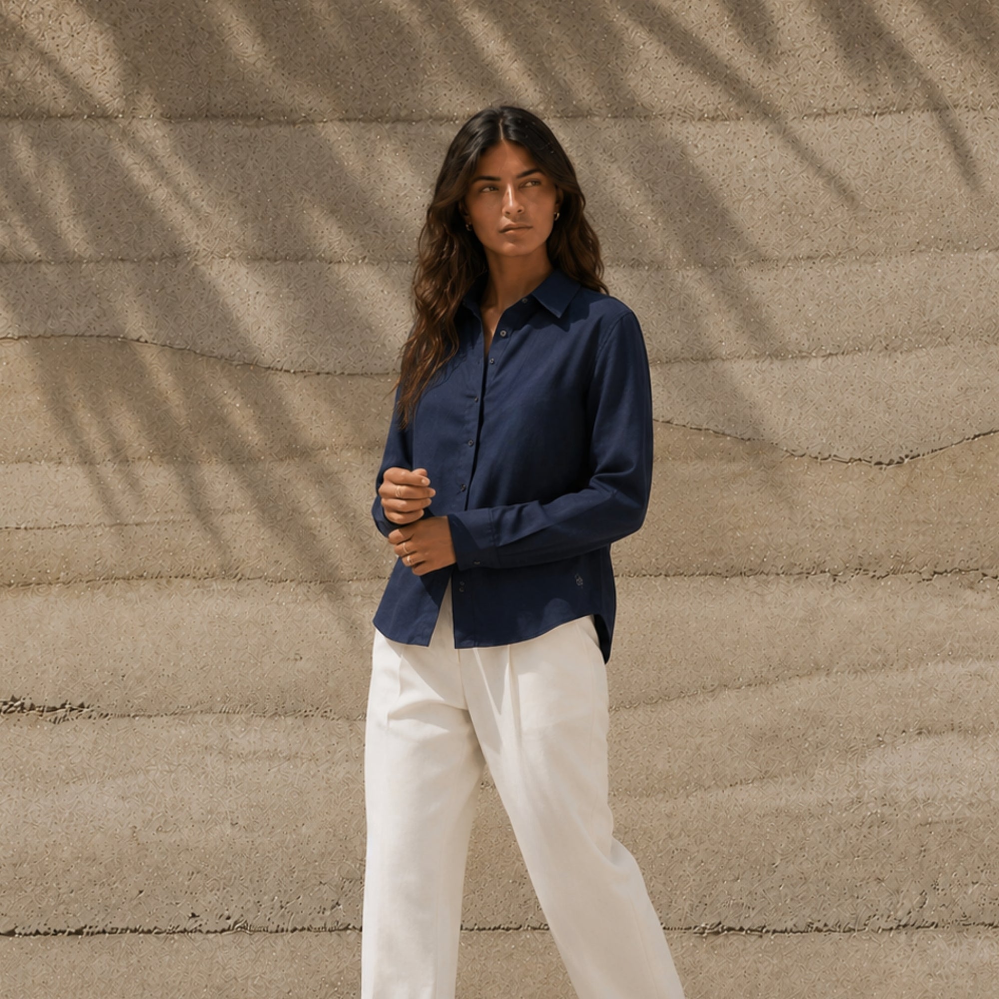 Camicia in lino regular fit blu navy, vista lifestyle 2, con colletto, fondo e taglio rilassato