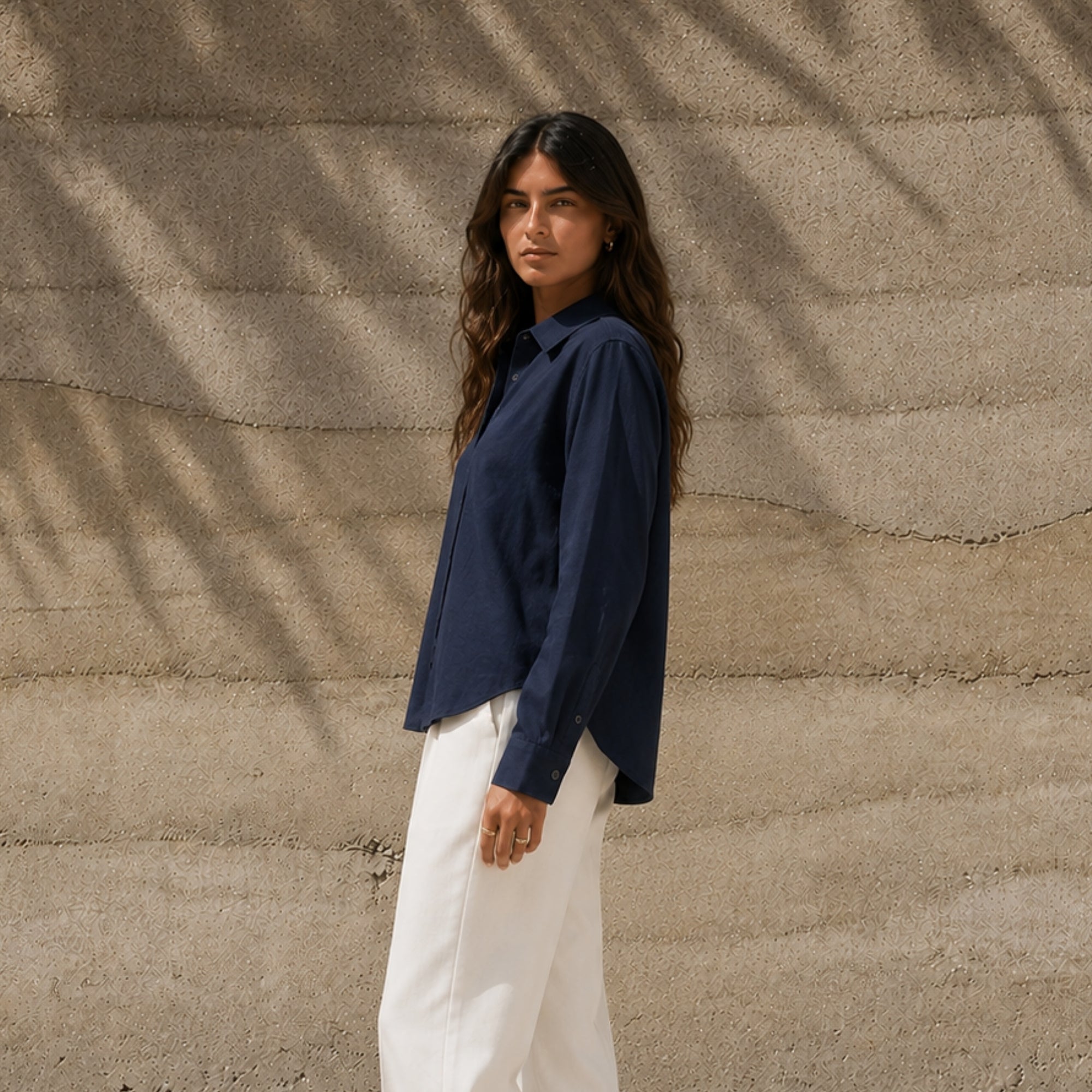 Camicia in lino regular fit blu navy, vista lifestyle 3, con colletto, fondo e taglio rilassato