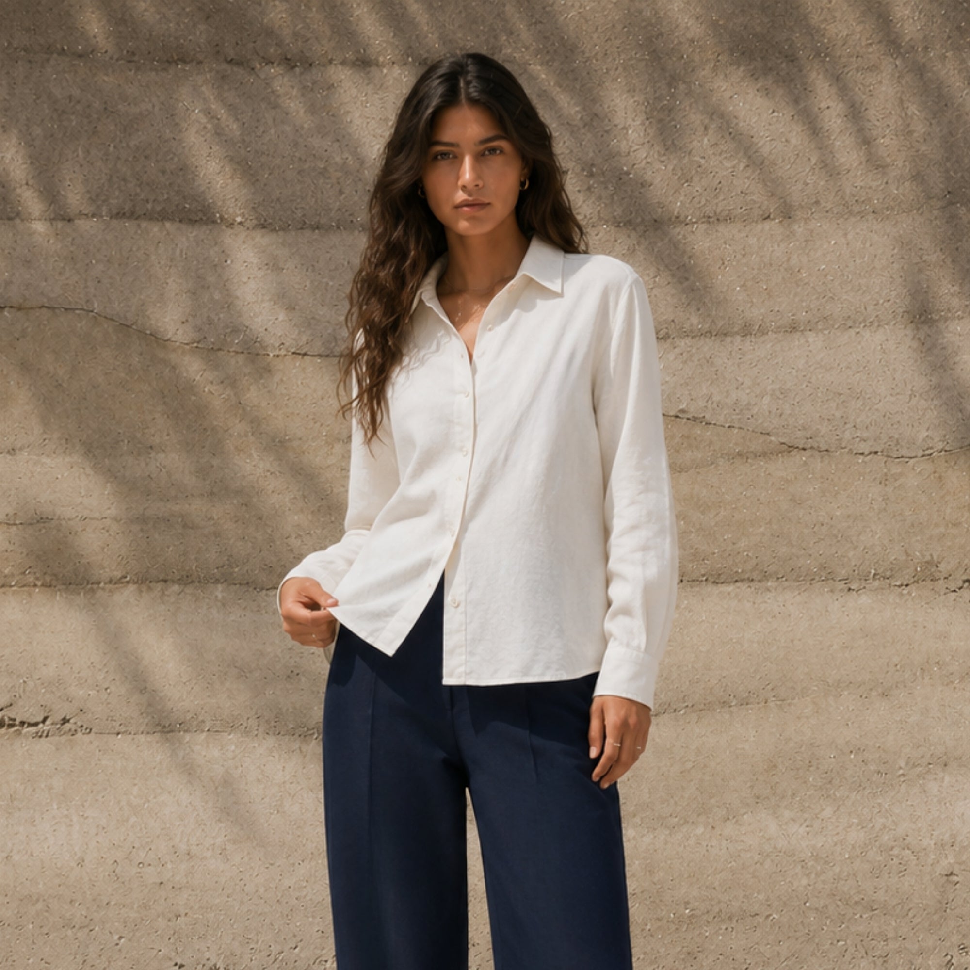 Camicia in lino regular fit Off White, vista lifestyle 1, con colletto, fondo e taglio rilassato