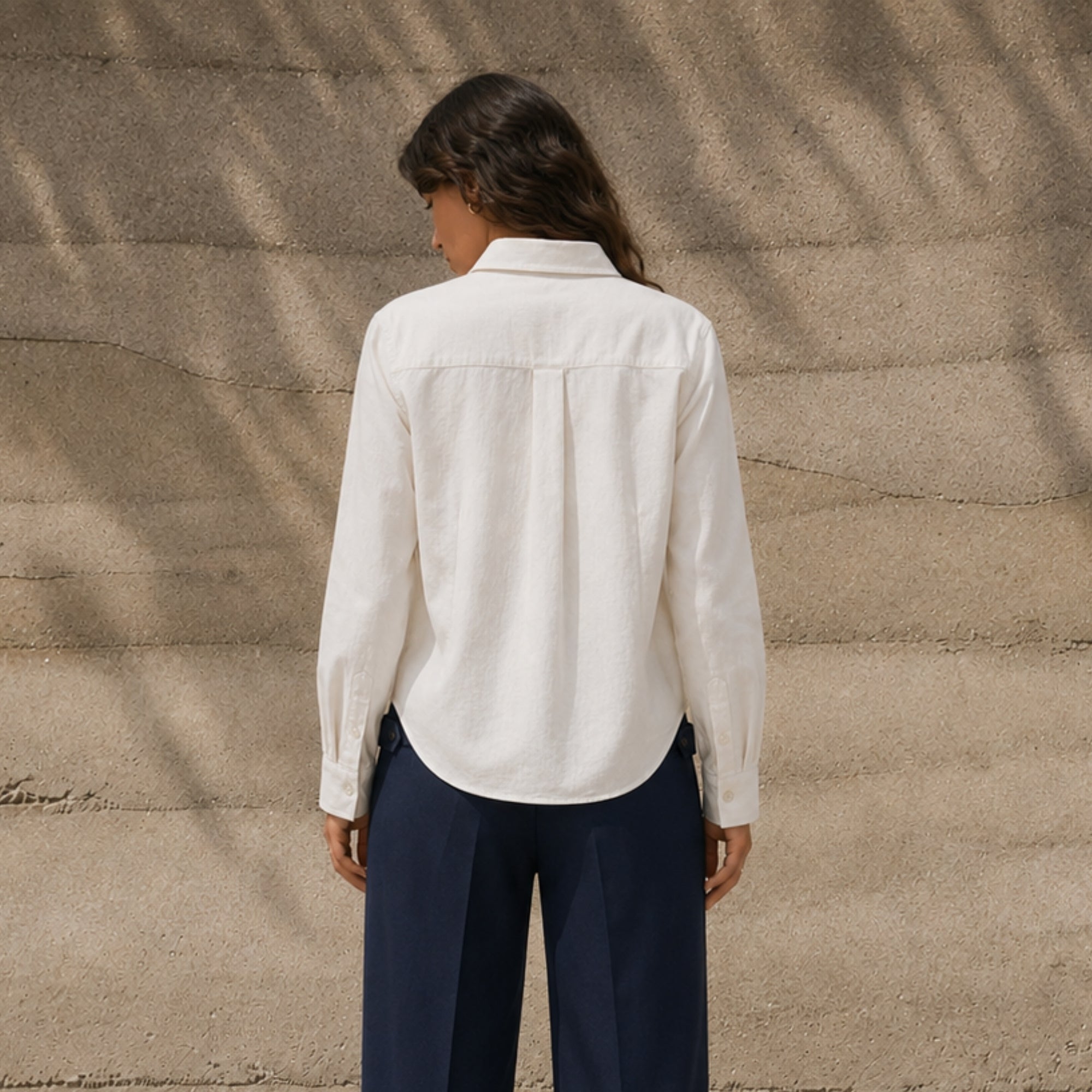 Camicia in lino regular fit Off White, vista lifestyle 4, con colletto, fondo e taglio rilassato