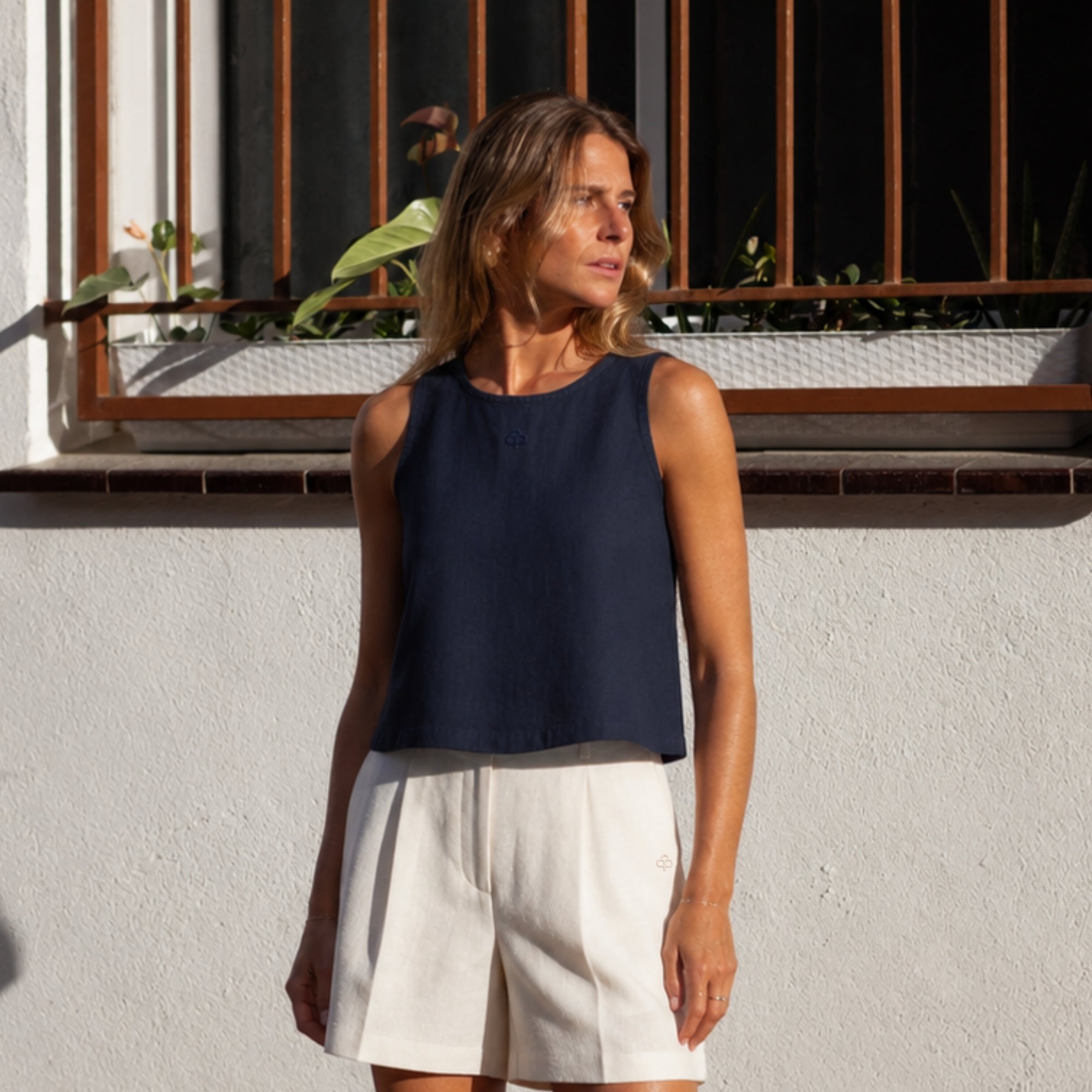 Top in lino senza maniche blu navy, vista lifestyle 1, con scollo e linea senza maniche
