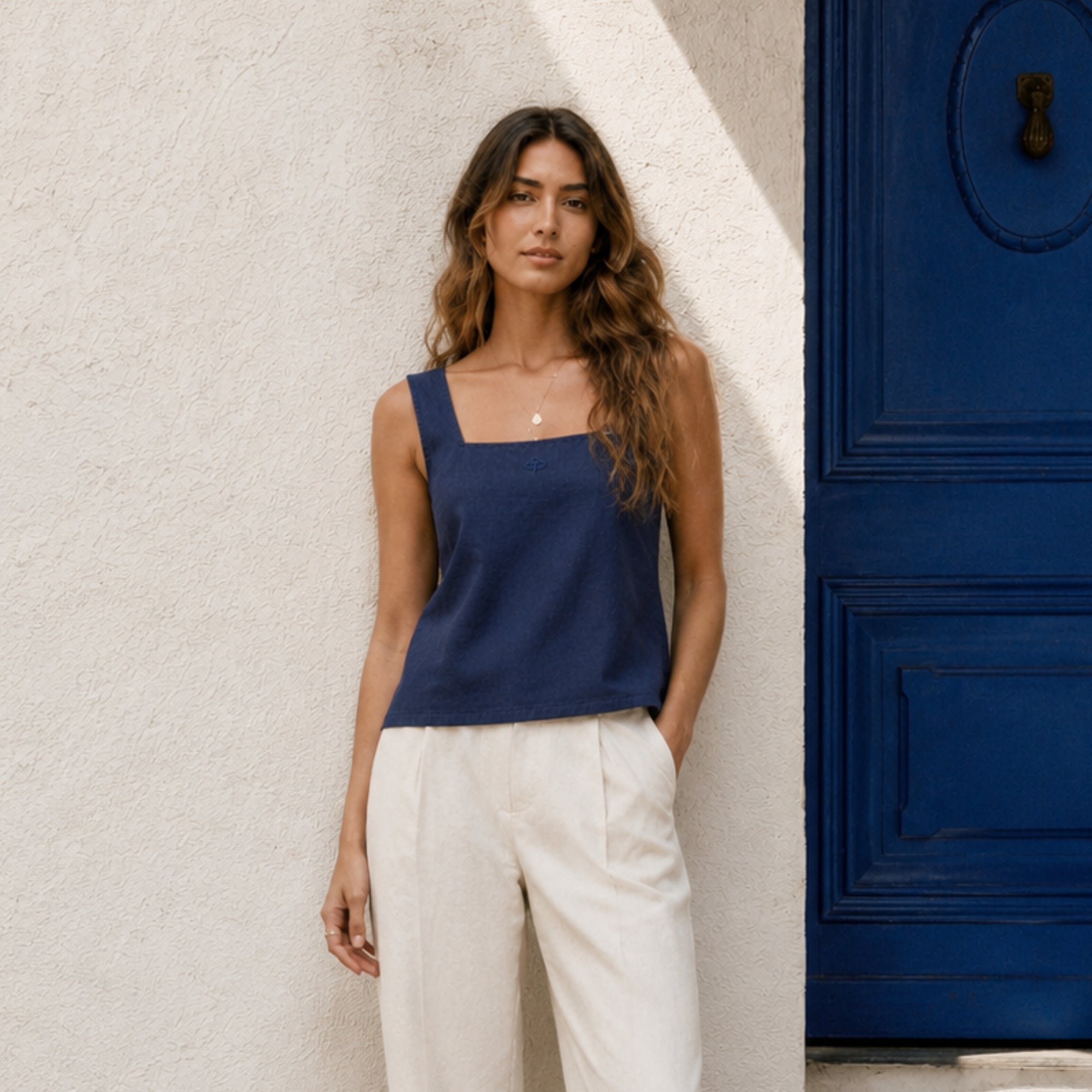 Top in lino con scollo quadrato blu navy, vista lifestyle 1, con scollo e linea senza maniche