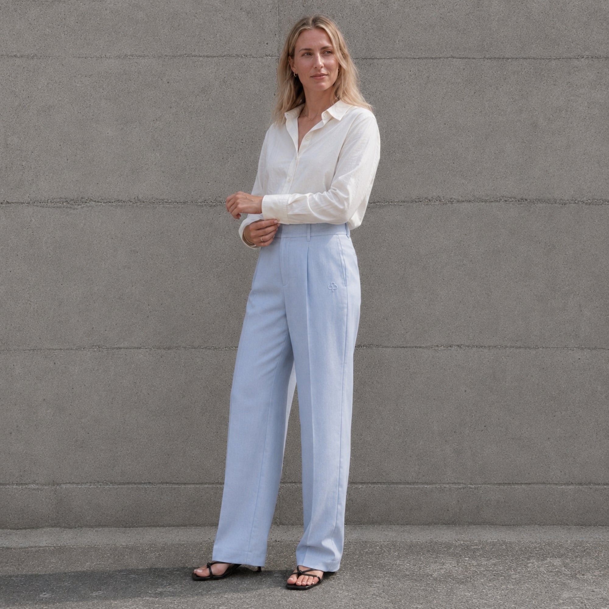 Pantaloni in lino straight leg azzurri, vista lifestyle 3, con pince e linea dellstraight leg