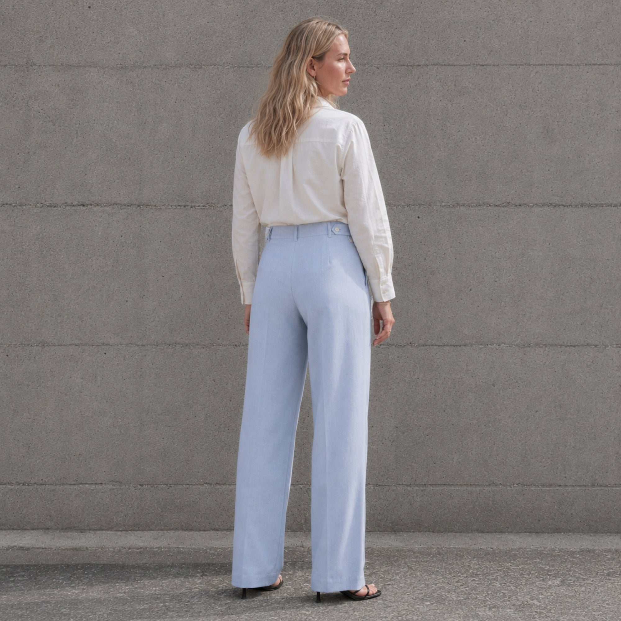 Pantaloni in lino straight leg azzurri, vista lifestyle 4, con pince e linea dellstraight leg